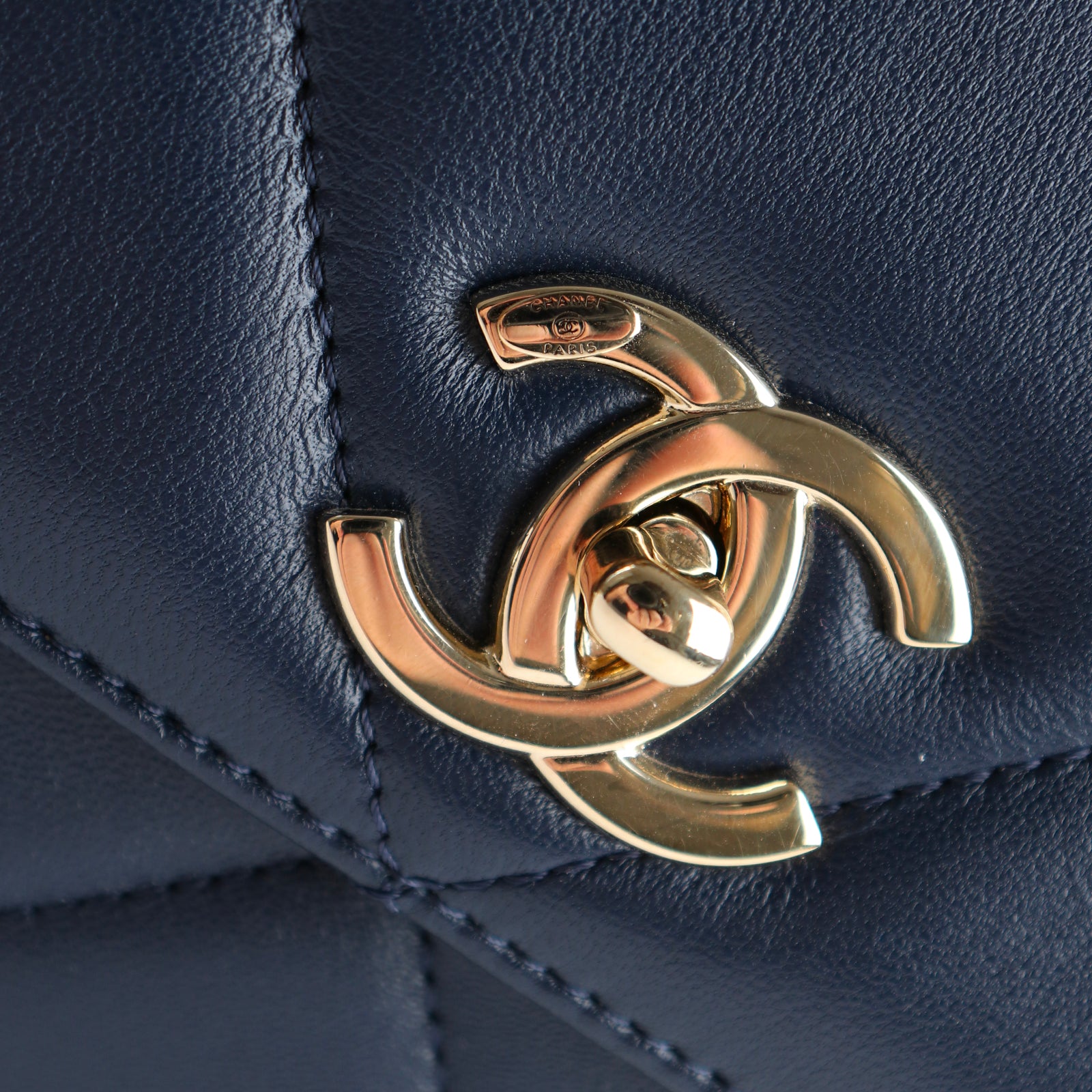 CHANEL - Sac à main Trendy CC small en cuir bleu marine
