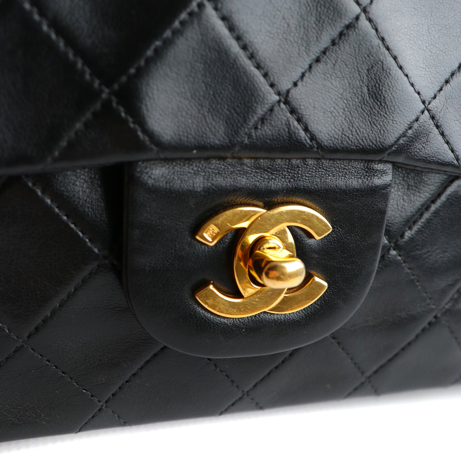 CHANEL - Sac à main Timeless double flap 23cm en cuir matelassé noir vintage