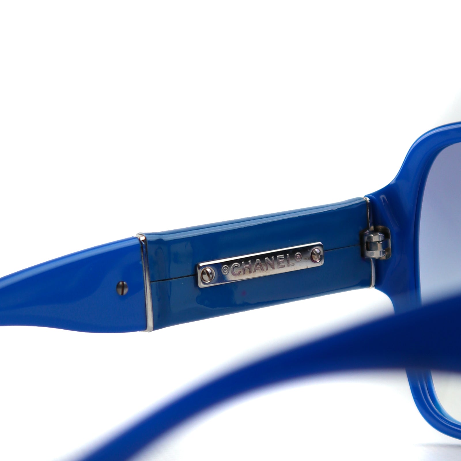 CHANEL - Lunettes de soleil en plastique bleu