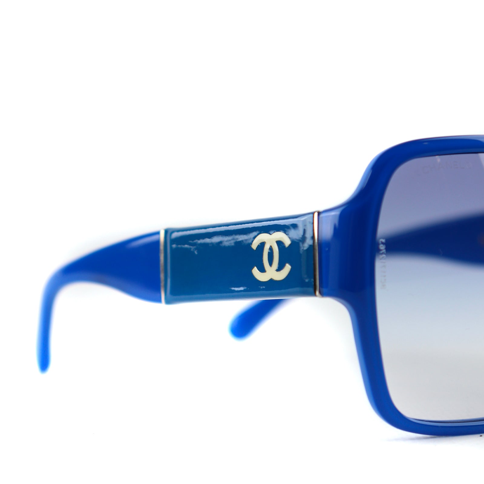 CHANEL - Lunettes de soleil en plastique bleu
