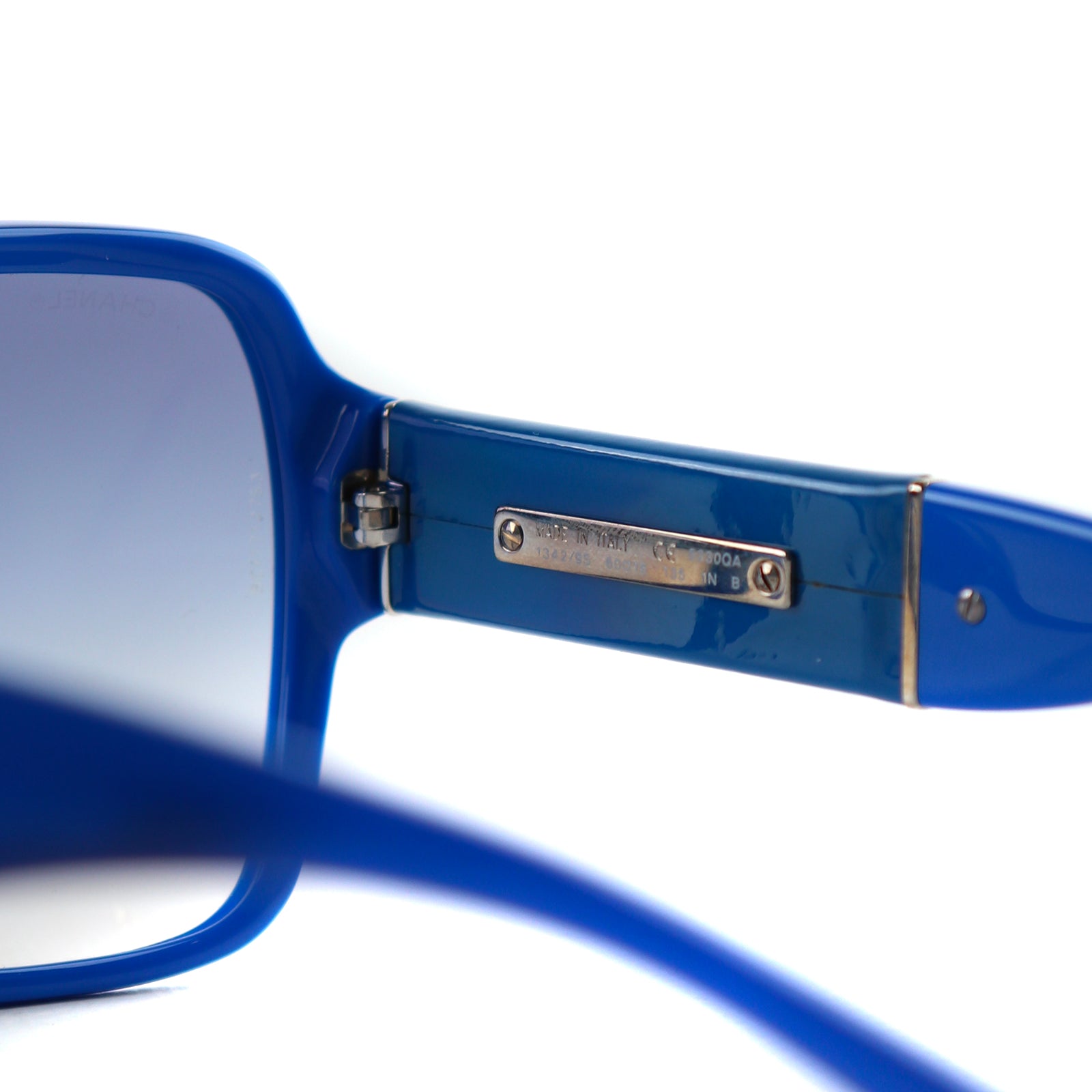 CHANEL - Lunettes de soleil en plastique bleu