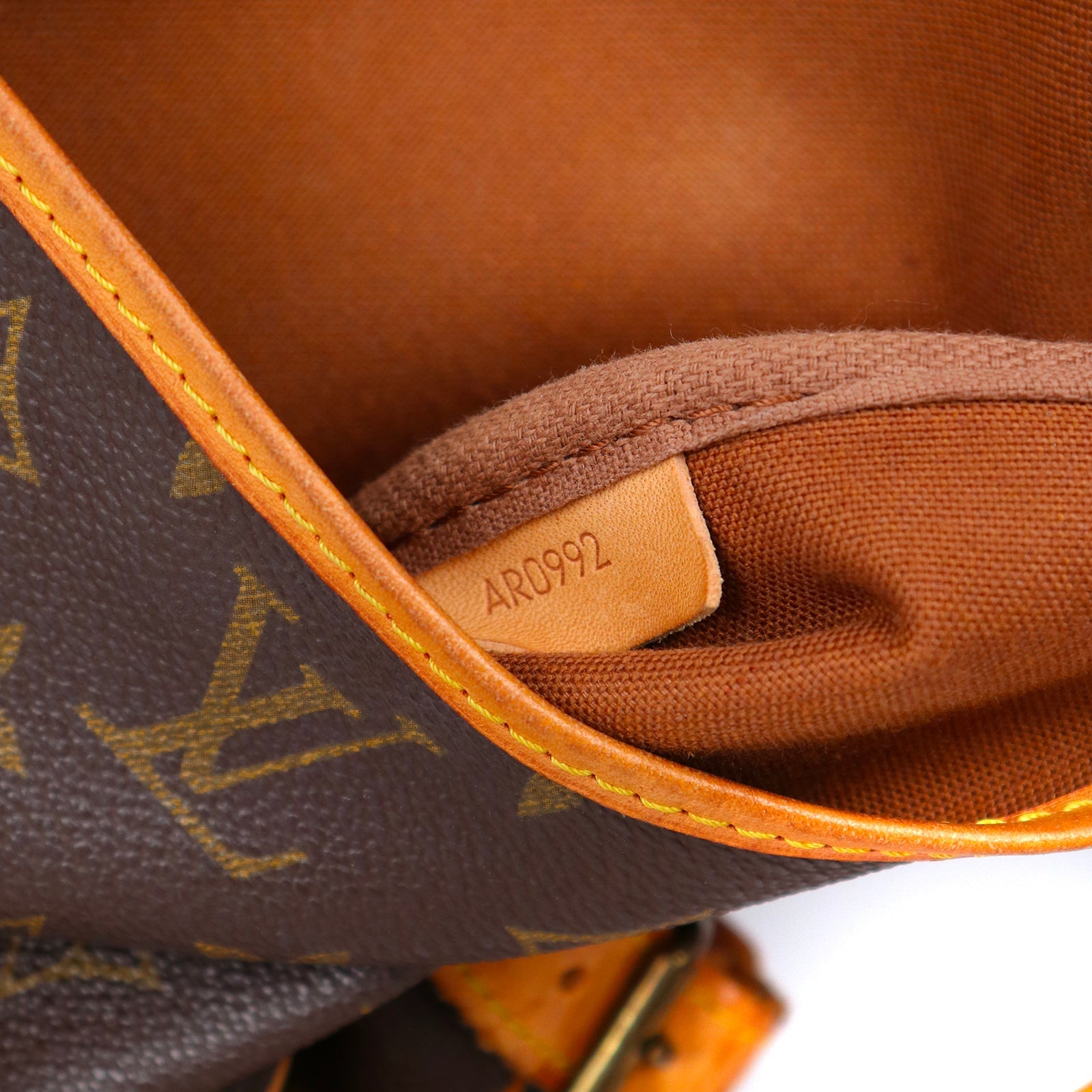 LOUIS VUITTON - Sac à bandoulière Saumur