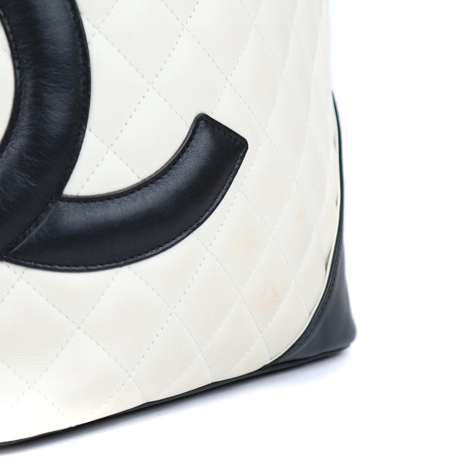 CHANEL - Sac cabas Chanel Cambon en cuir matelassé blanc