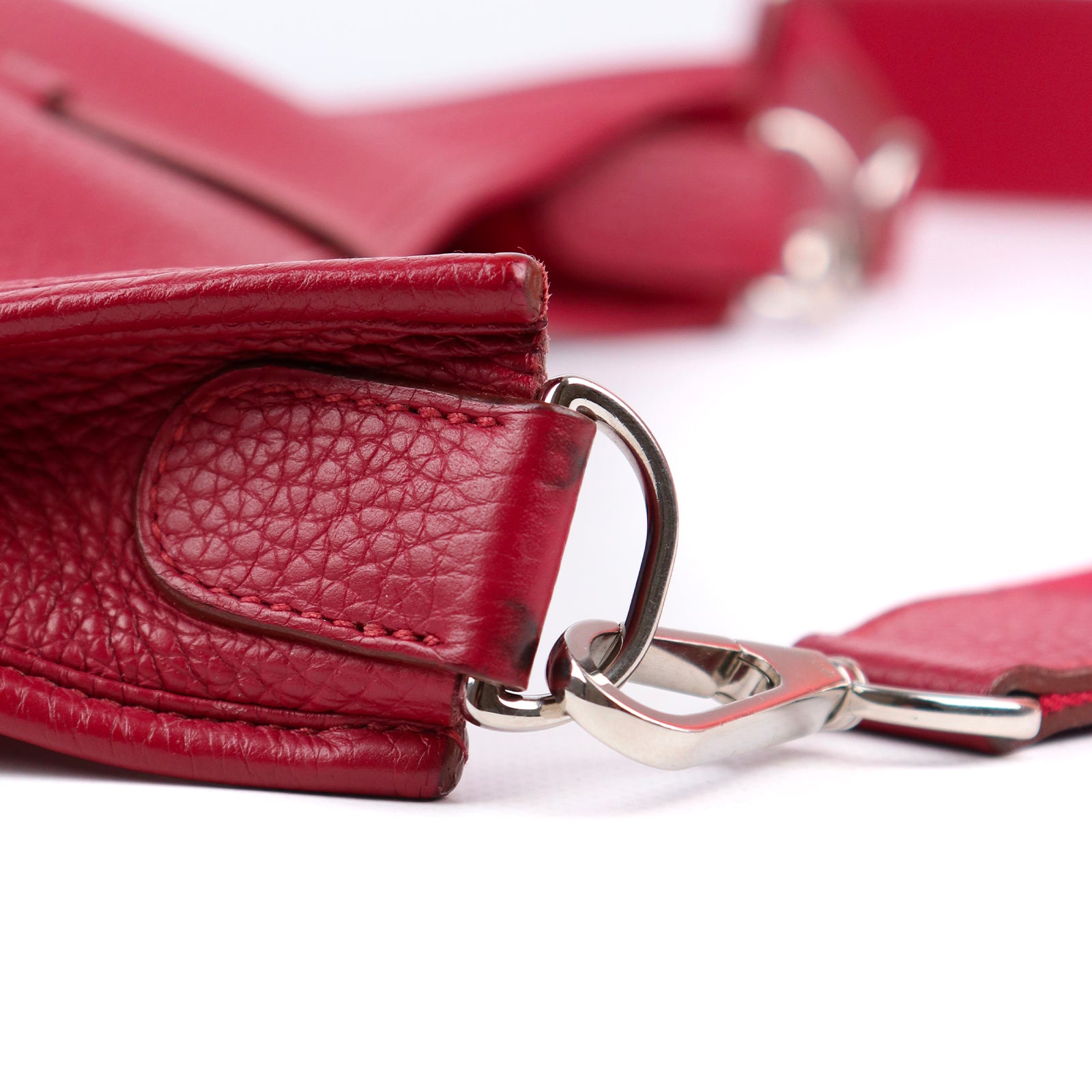 HERMÈS - Sac à bandoulière Evelyne 29 III taurillon clémence grenat