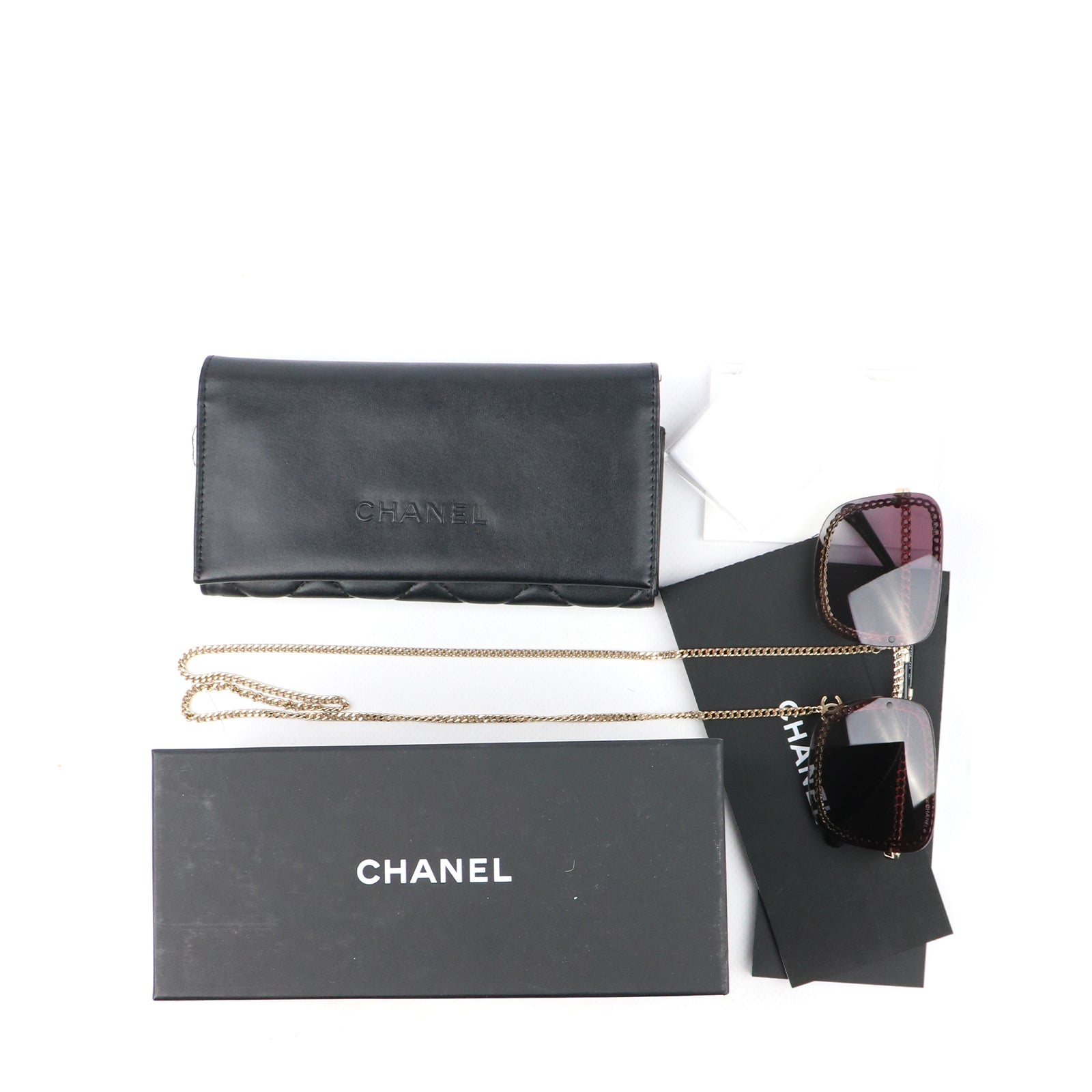 CHANEL - Lunettes de soleil avec chaîne