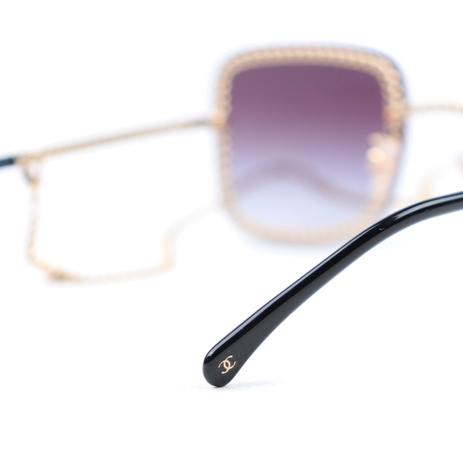 CHANEL - Lunettes de soleil avec chaîne