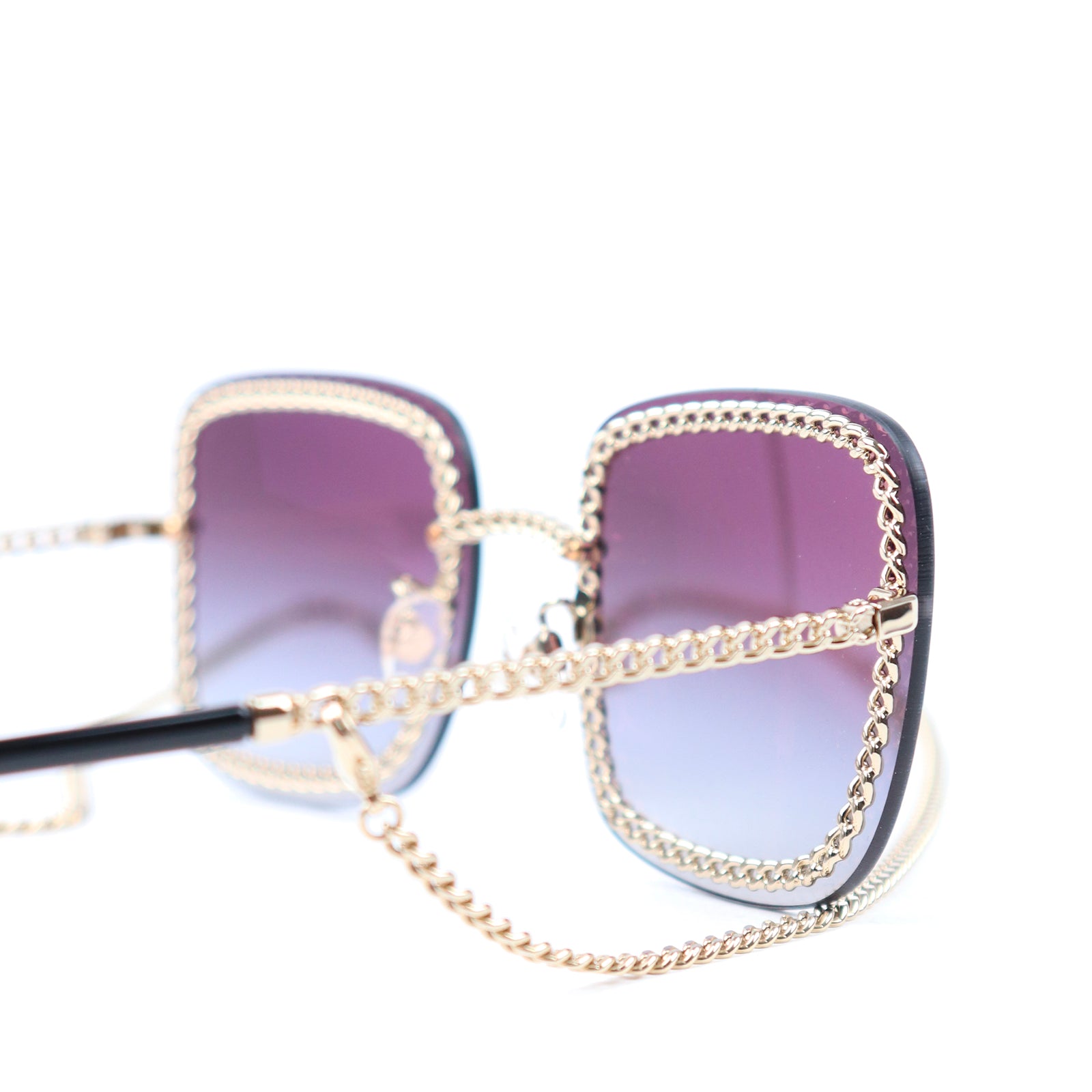 CHANEL - Lunettes de soleil avec chaîne