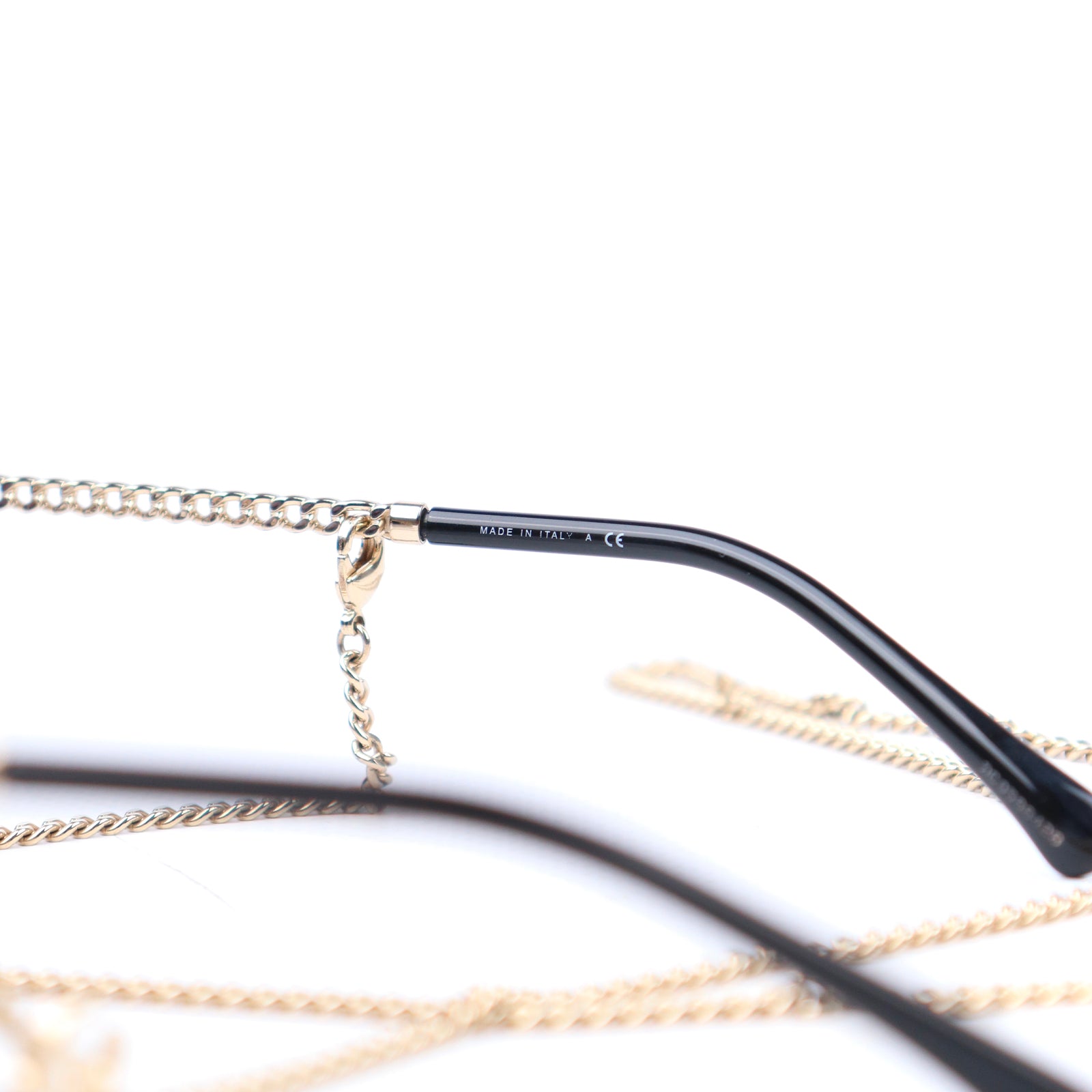 CHANEL - Lunettes de soleil avec chaîne