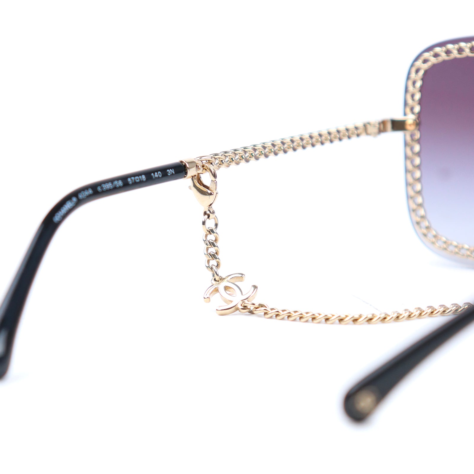 CHANEL - Lunettes de soleil avec chaîne