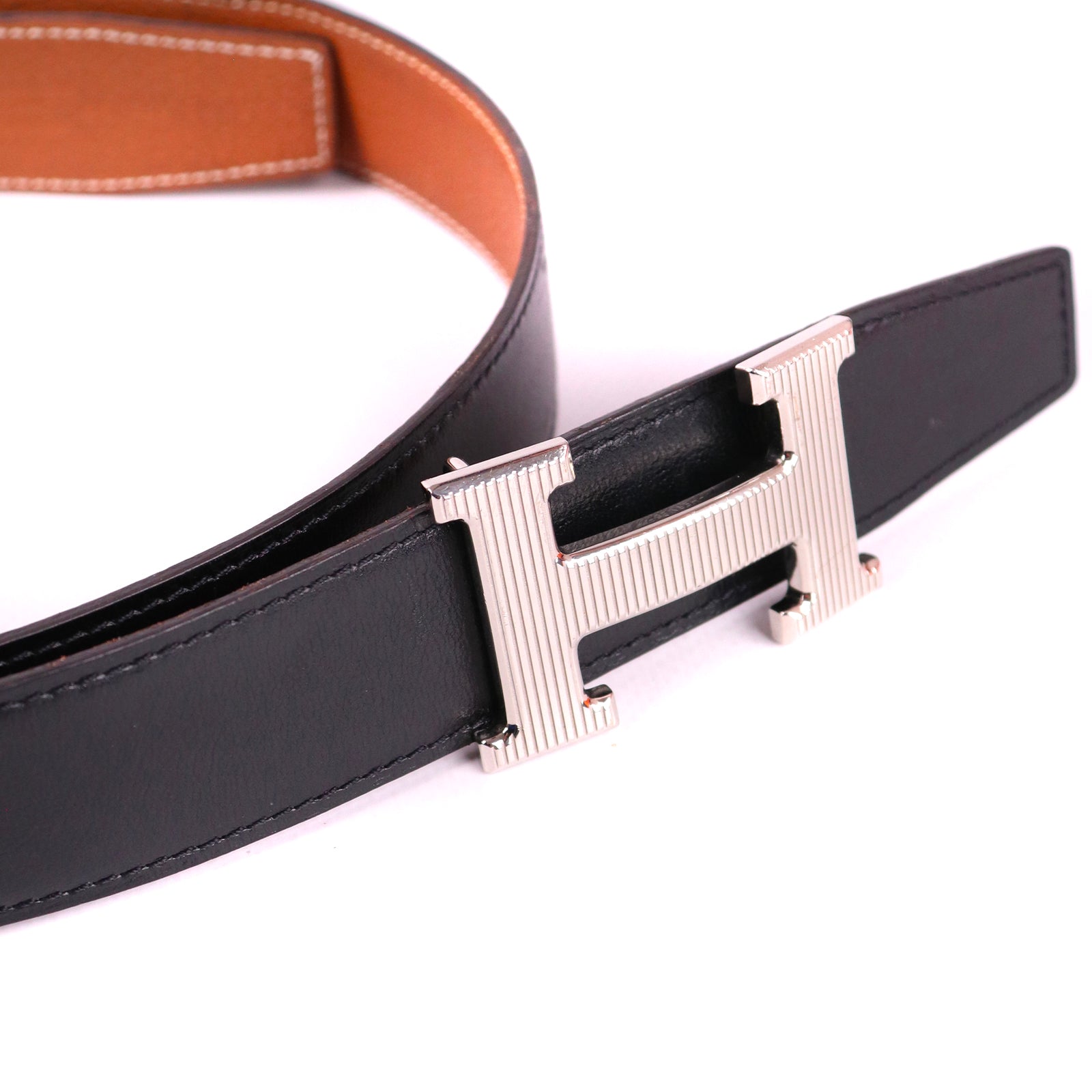 HERMÈS - Ceinture réversible en cuir avec boucle argentée (T100)