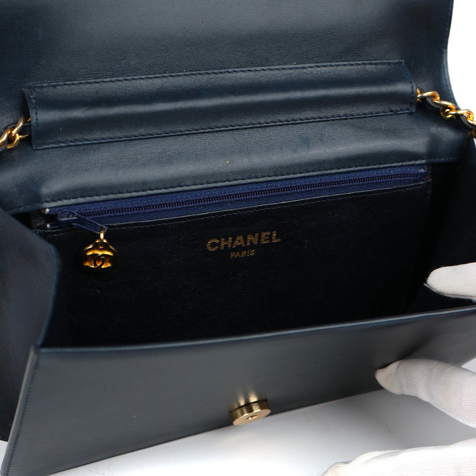 CHANEL - Sac vintage en cuir lisse