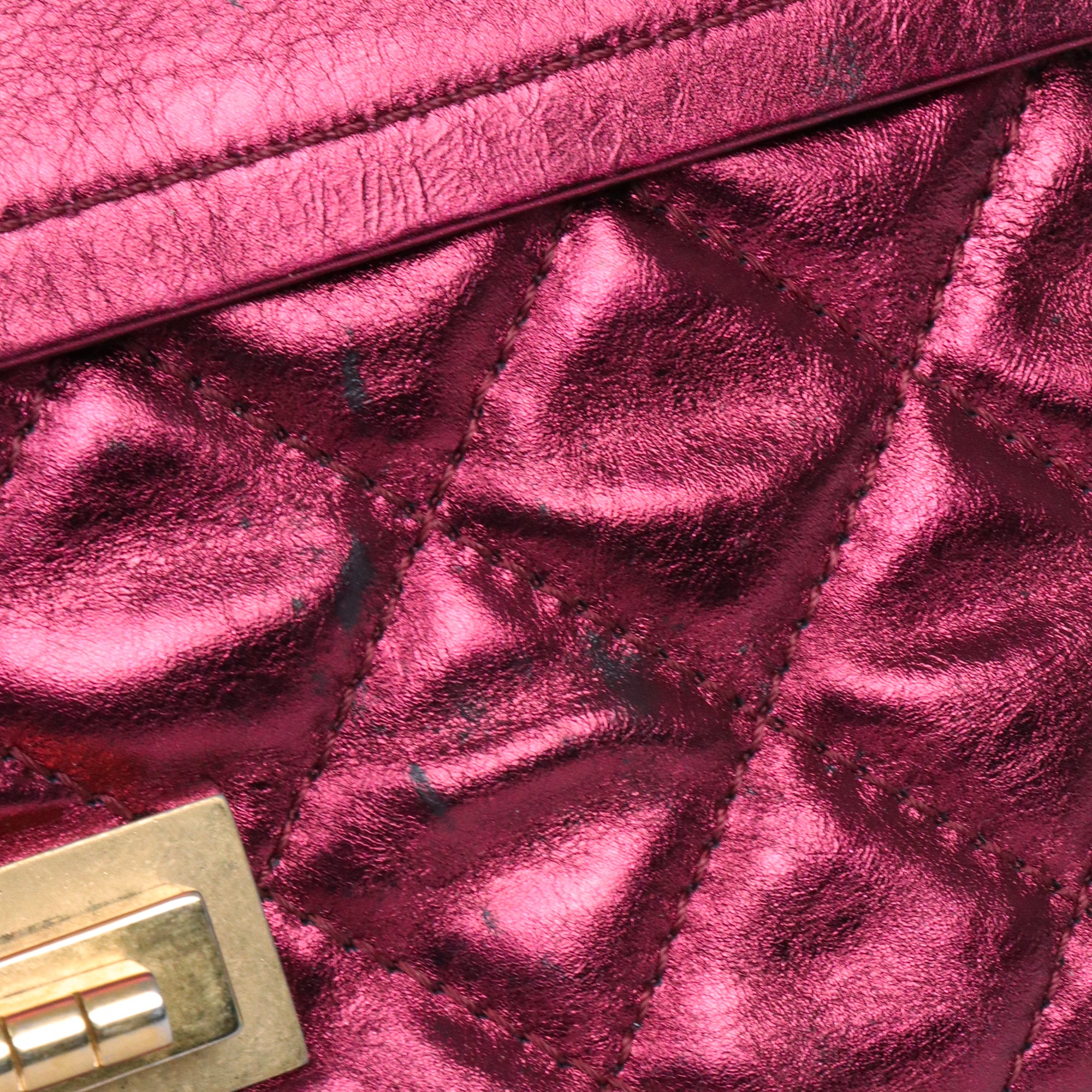 CHANEL - Sac à bandoulière 2.55 Chanel large en cuir matelassé bordeaux métallisé