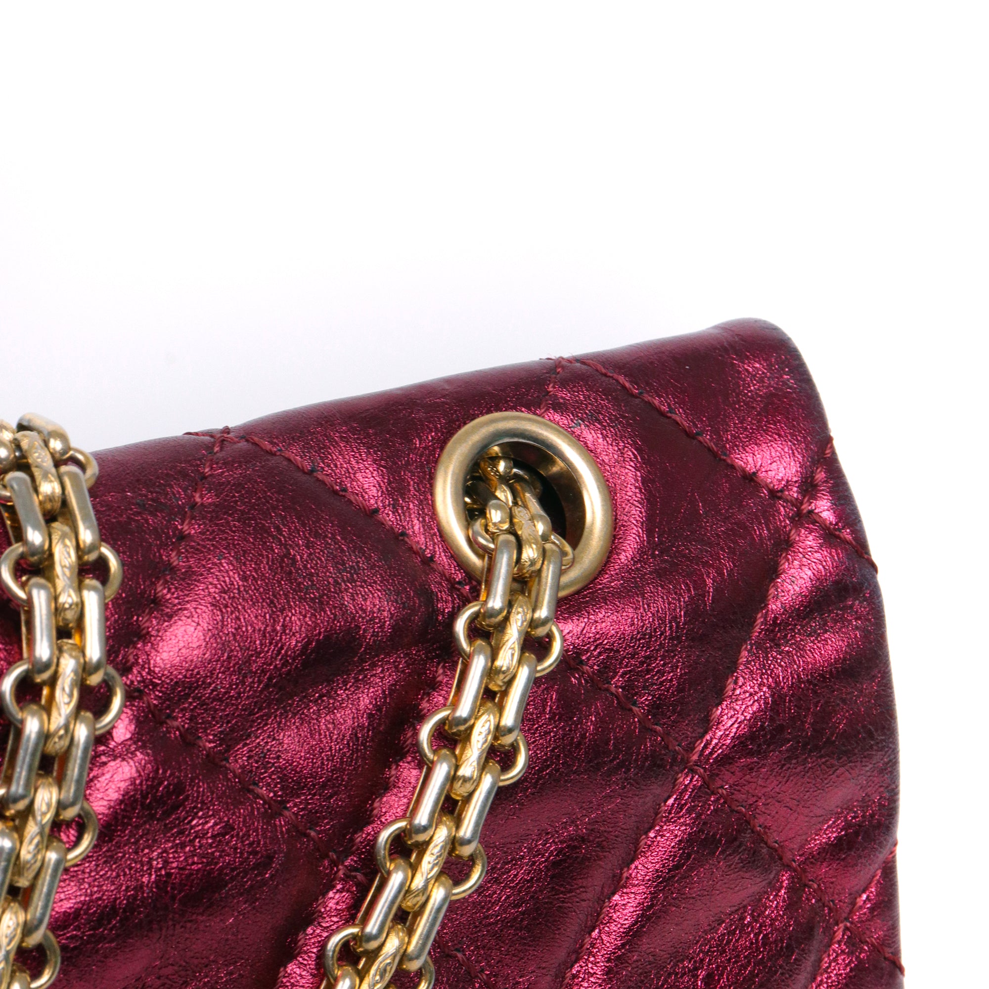 CHANEL - Sac à bandoulière 2.55 Chanel large en cuir matelassé bordeaux métallisé