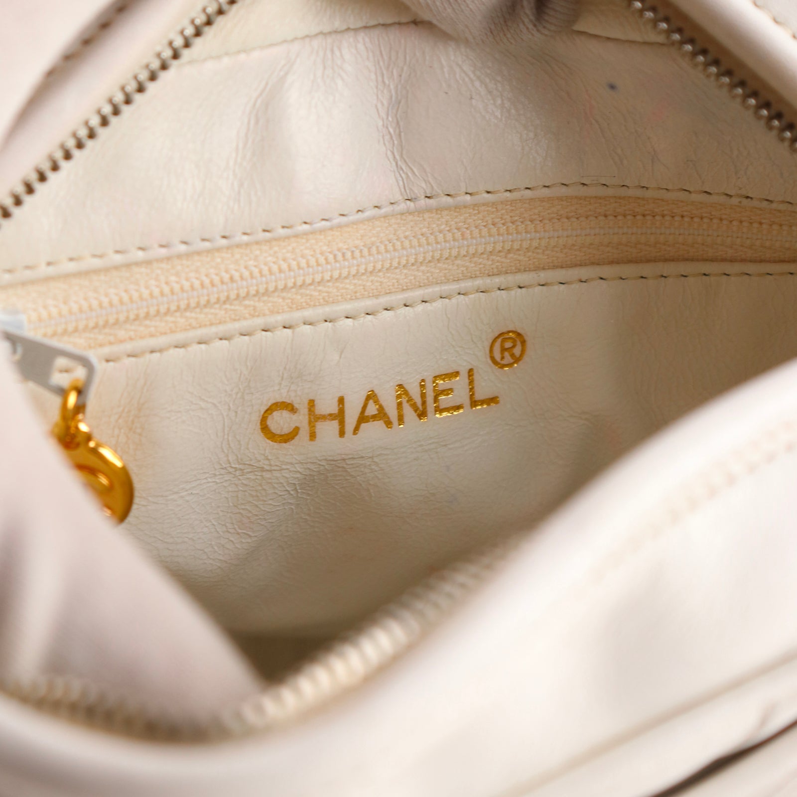 CHANEL - Sac à bandoulière Caméra vintage en cuir blanc