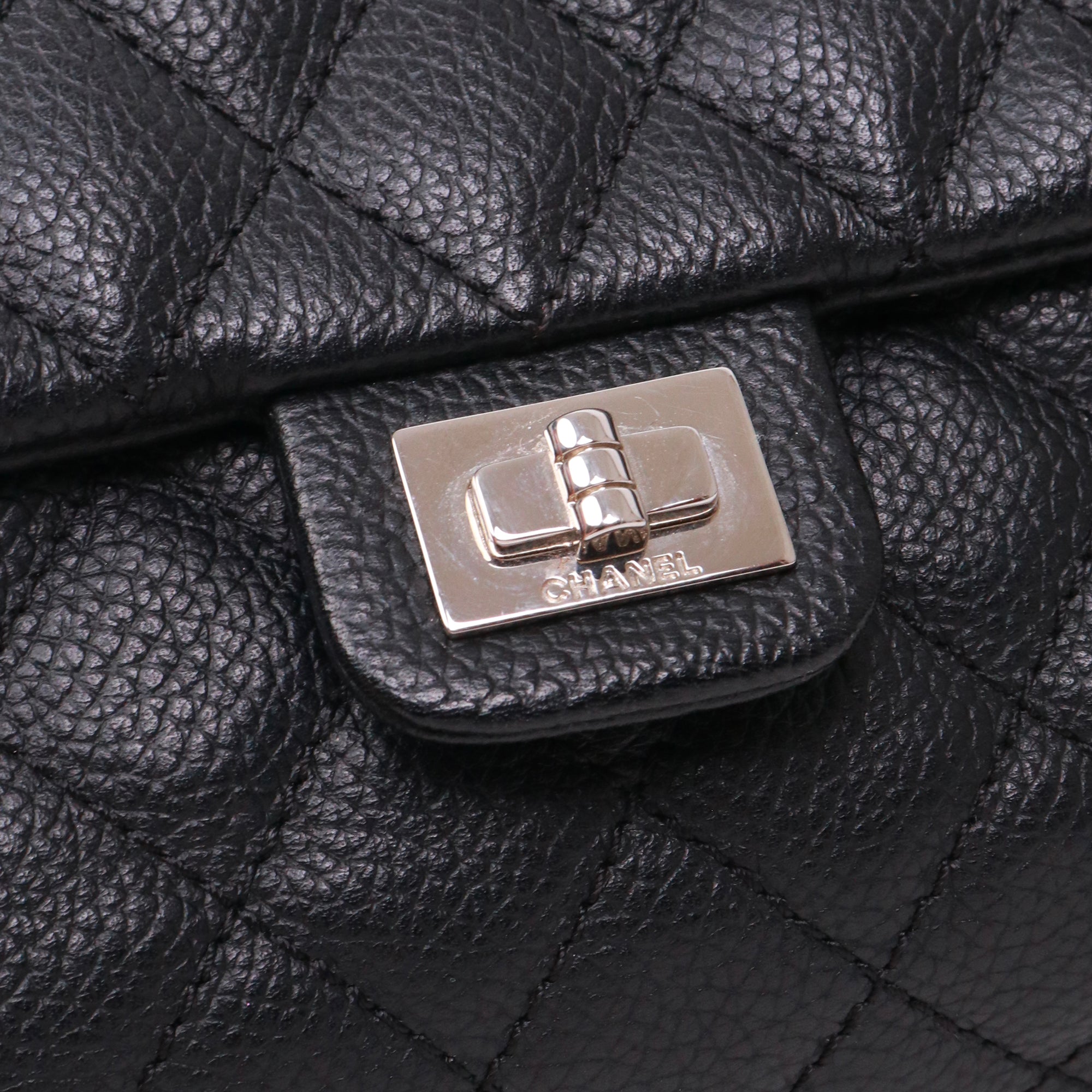 CHANEL - Sac ceinture 2.55 Chanel en cuir grainé noir