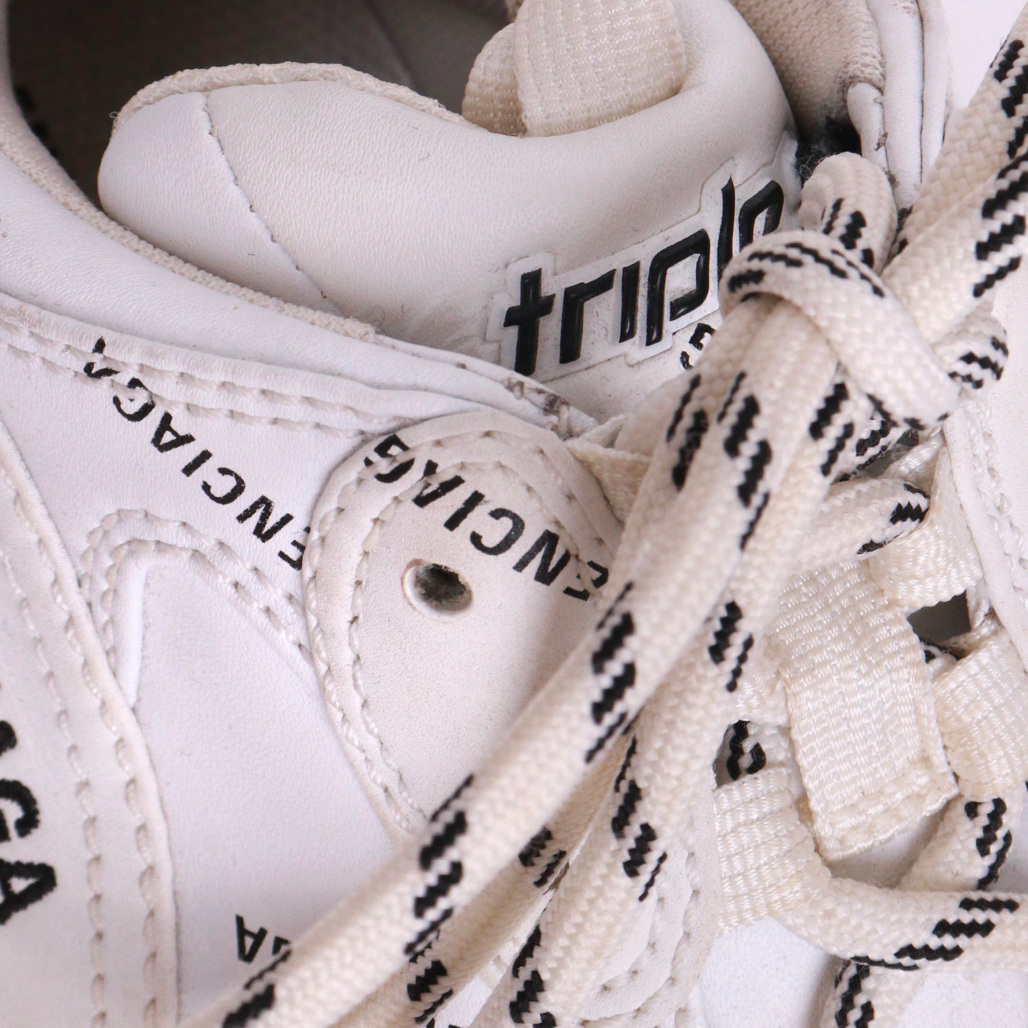 BALENCIAGA - Sneakers Triple S Balenciaga en cuir blanc (T37)