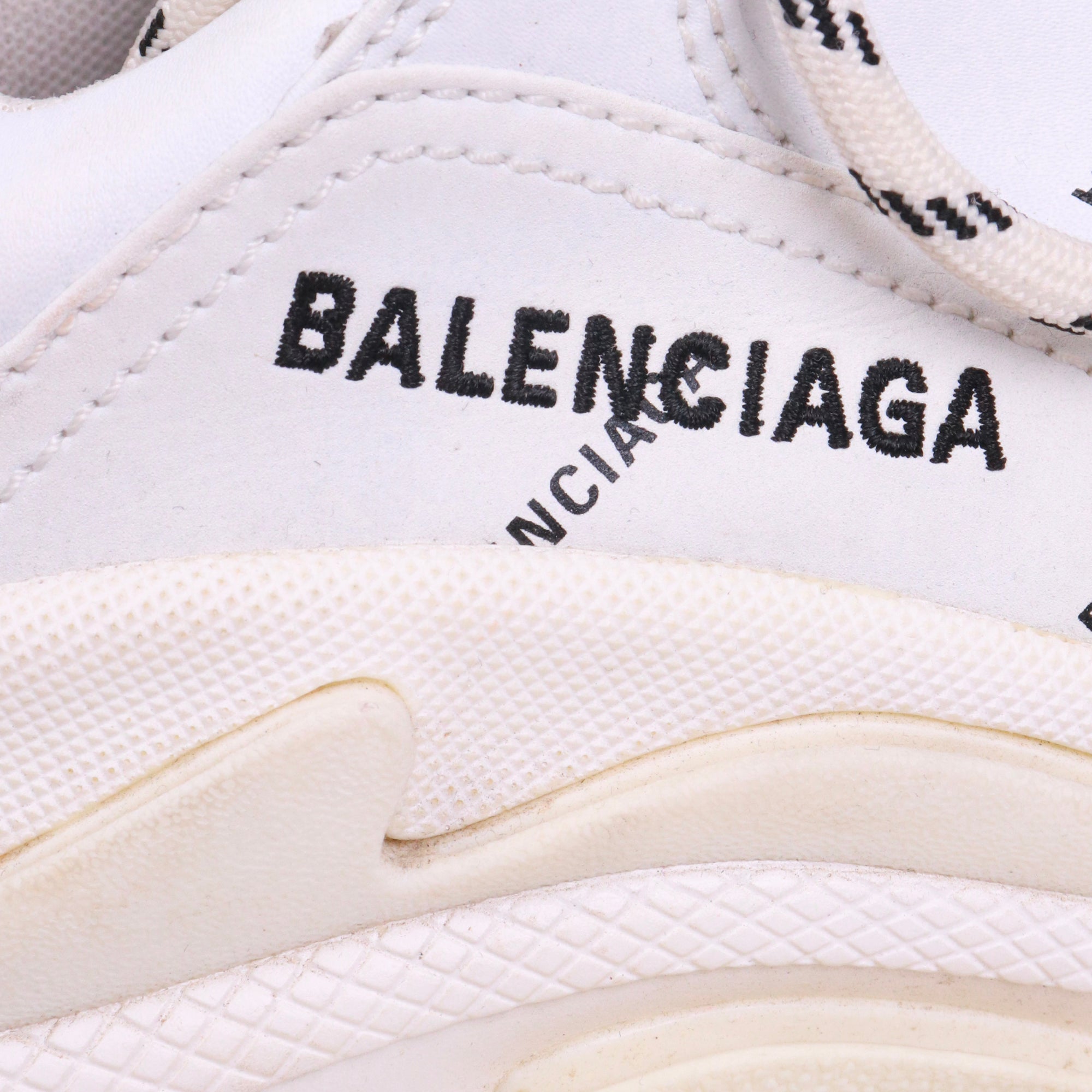 BALENCIAGA - Sneakers Triple S Balenciaga en cuir blanc (T37)
