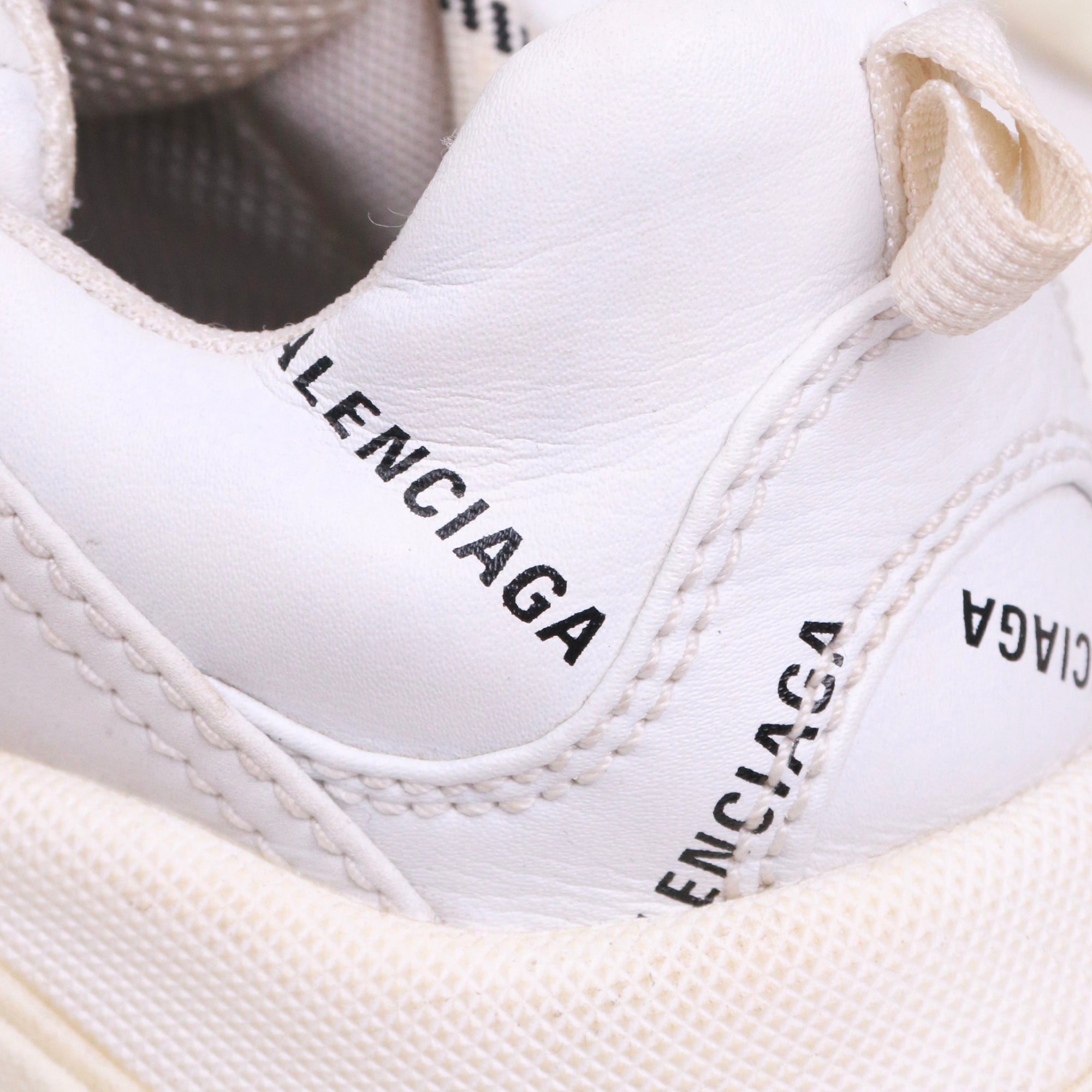 BALENCIAGA - Sneakers Triple S Balenciaga en cuir blanc (T37)