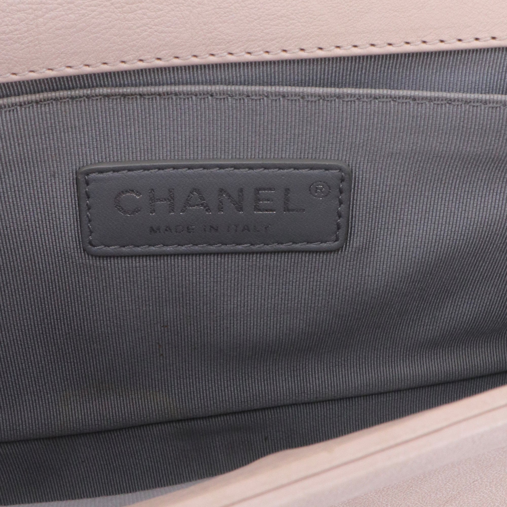 CHANEL - Sac à bandoulière Boy Chanel en cuir beige