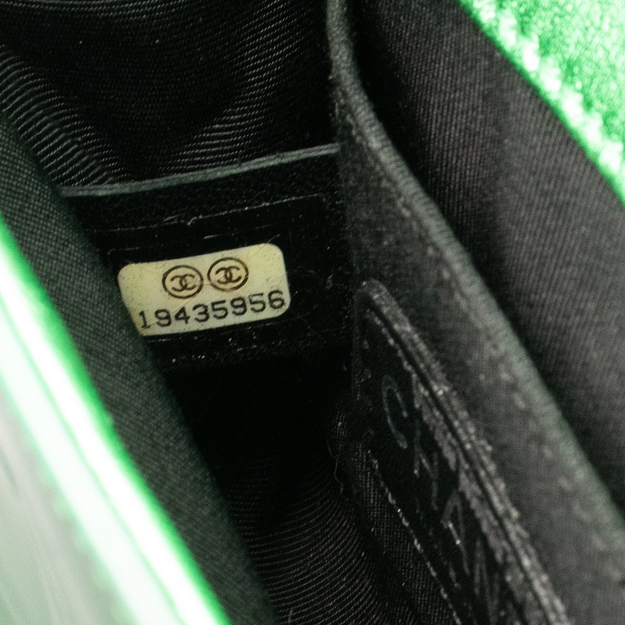 CHANEL - Sac à bandoulière Boy mini Chanel en cuir verni vert métallisé édition limitée