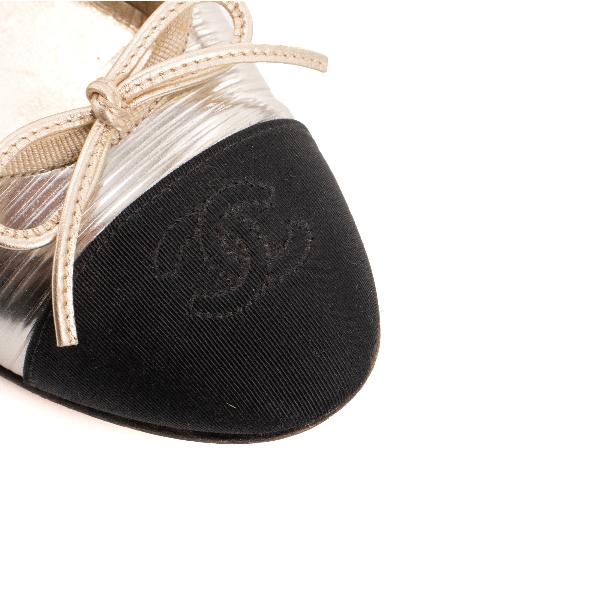CHANEL - Ballerines CC Chanel en cuir mordoré (T38)