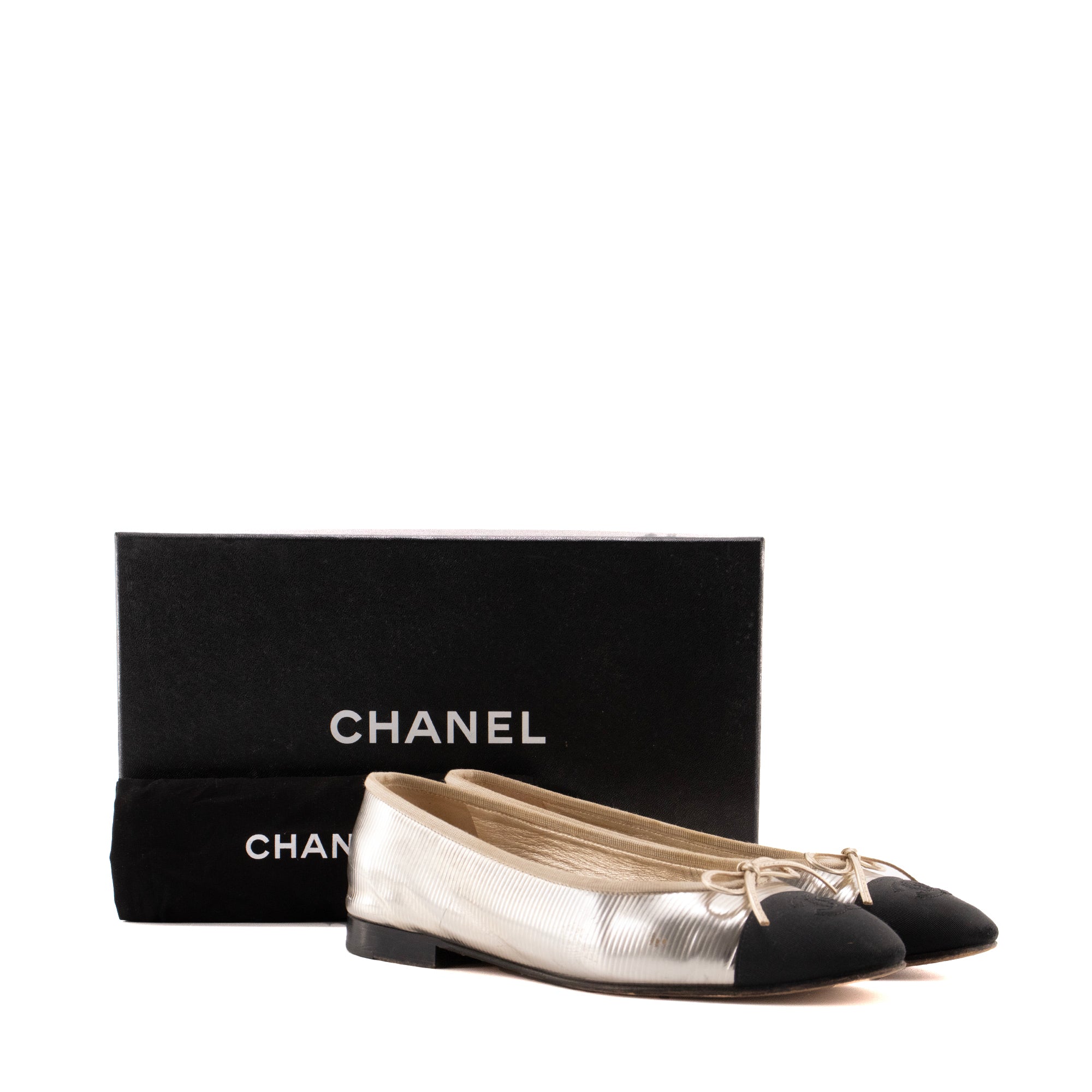 CHANEL - Ballerines CC Chanel en cuir mordoré (T38)