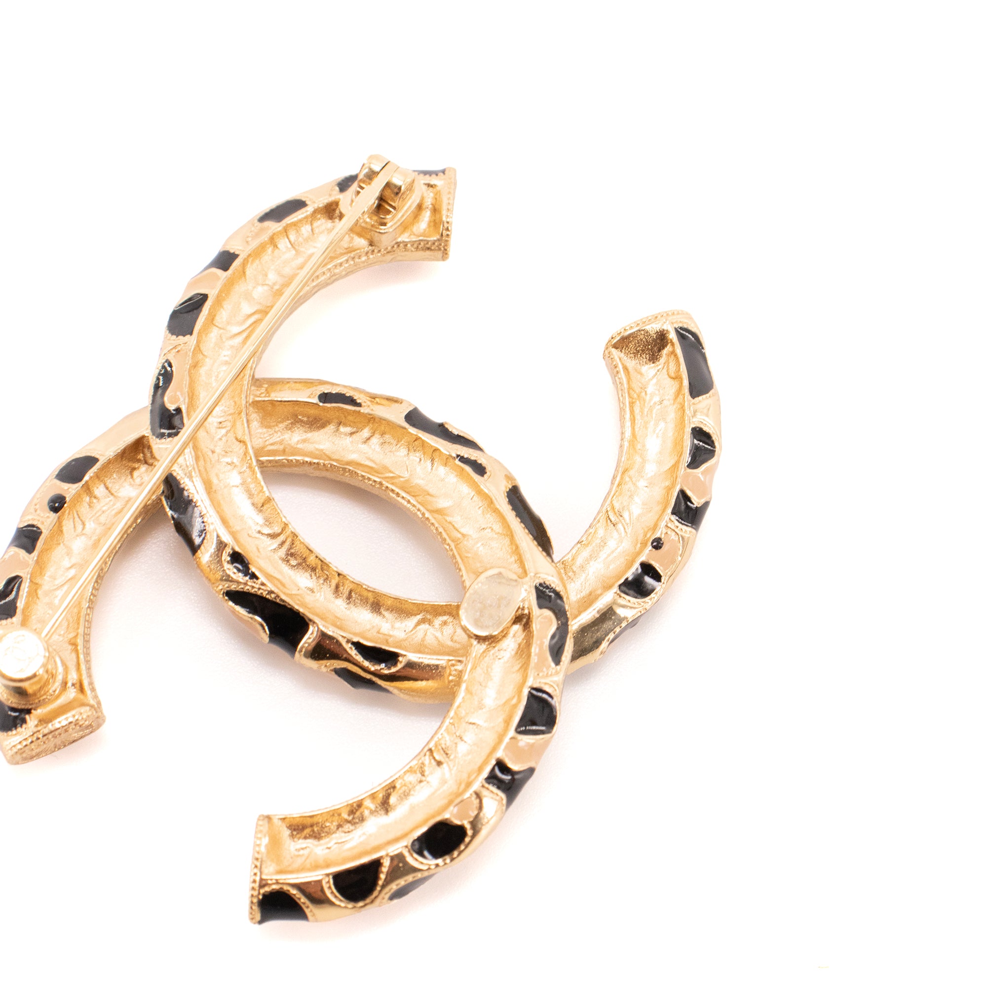CHANEL - Broche CC Léopard Chanel en métal doré
