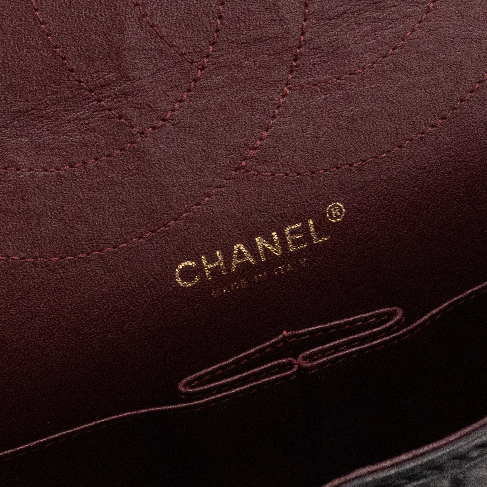 CHANEL - Sac à bandoulière 2.55 large Chanel en cuir matelassé noir