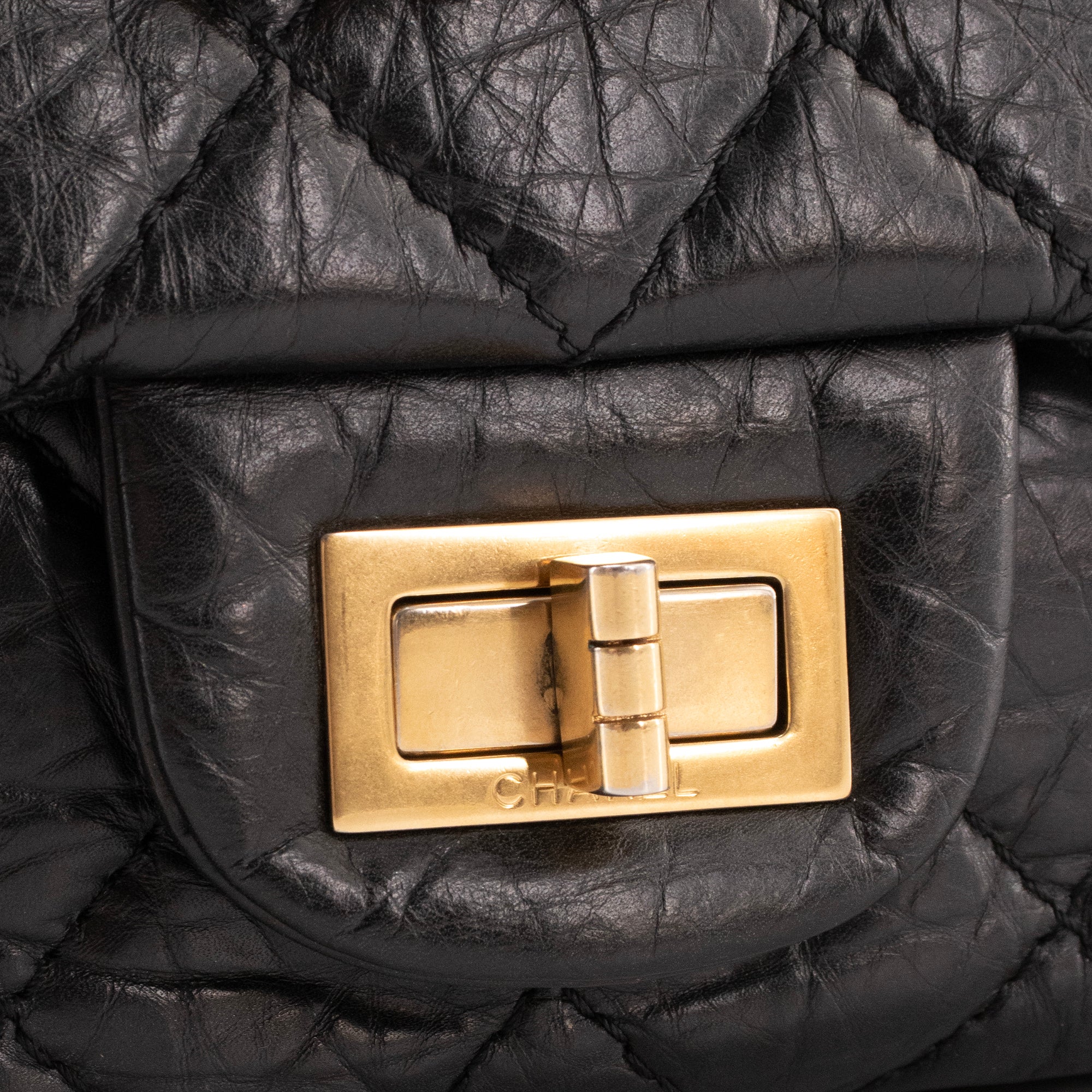 CHANEL - Sac à bandoulière 2.55 large Chanel en cuir matelassé noir