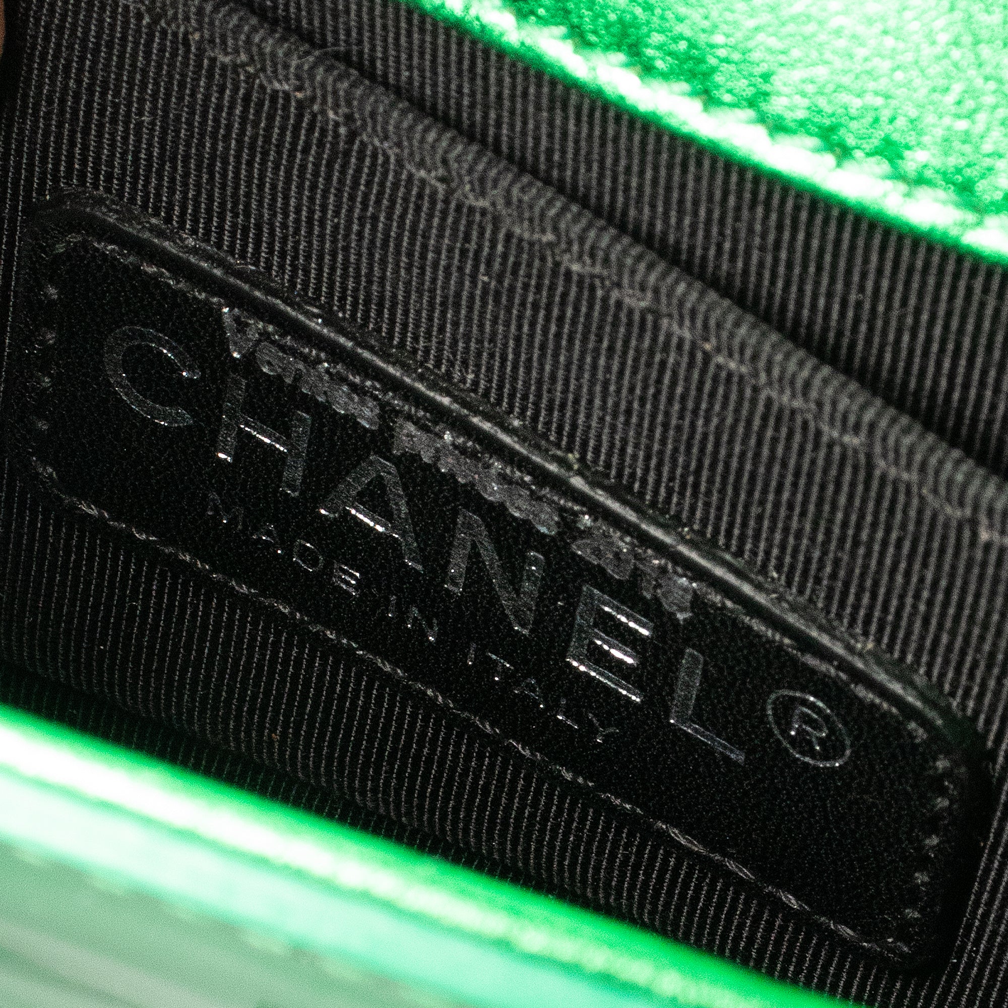 CHANEL - Sac à bandoulière Boy mini Chanel en cuir verni vert métallisé édition limitée
