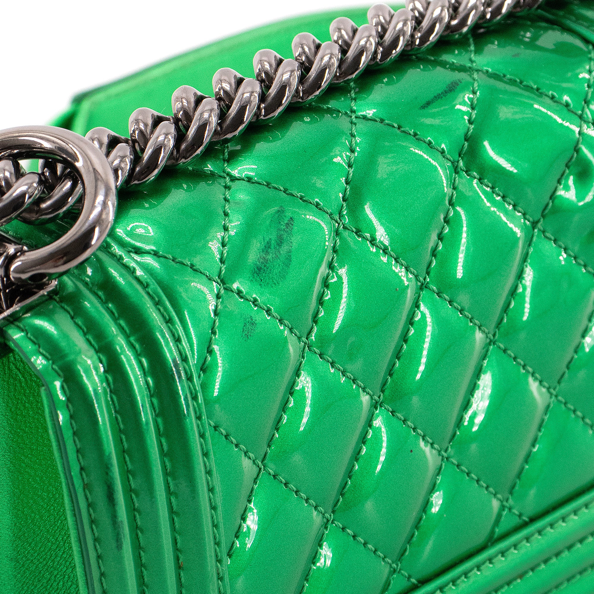 CHANEL - Sac à bandoulière Boy mini Chanel en cuir verni vert métallisé édition limitée