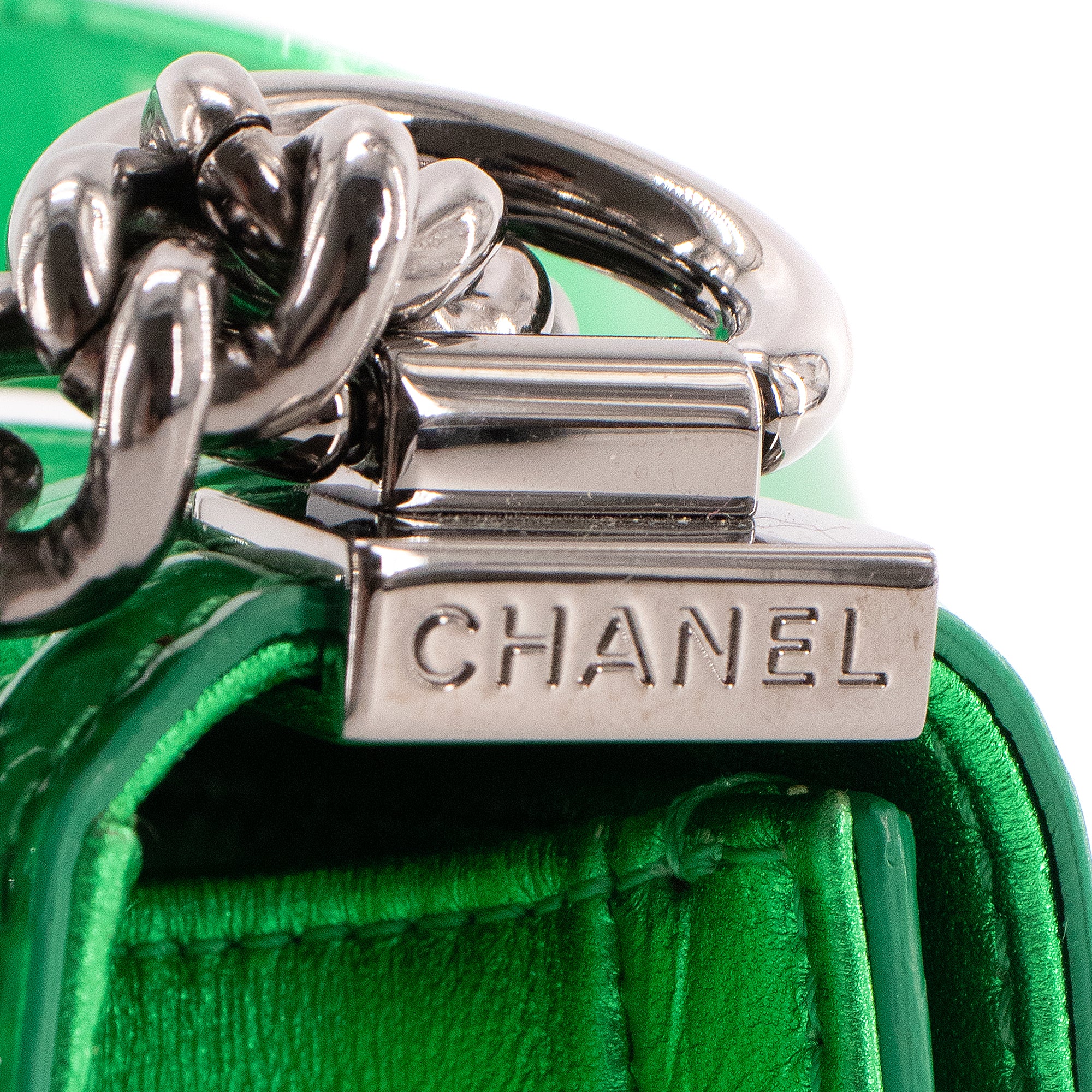 CHANEL - Sac à bandoulière Boy mini Chanel en cuir verni vert métallisé édition limitée