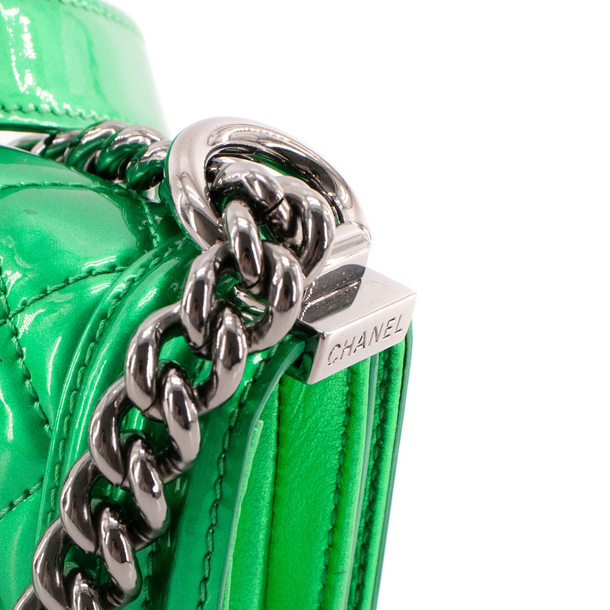 CHANEL - Sac à bandoulière Boy mini Chanel en cuir verni vert métallisé édition limitée