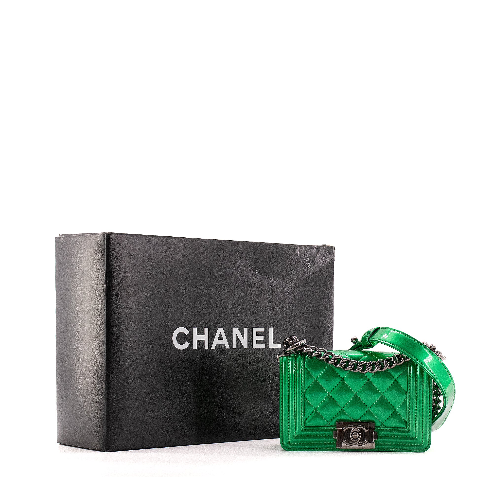 CHANEL - Sac à bandoulière Boy mini Chanel en cuir verni vert métallisé édition limitée