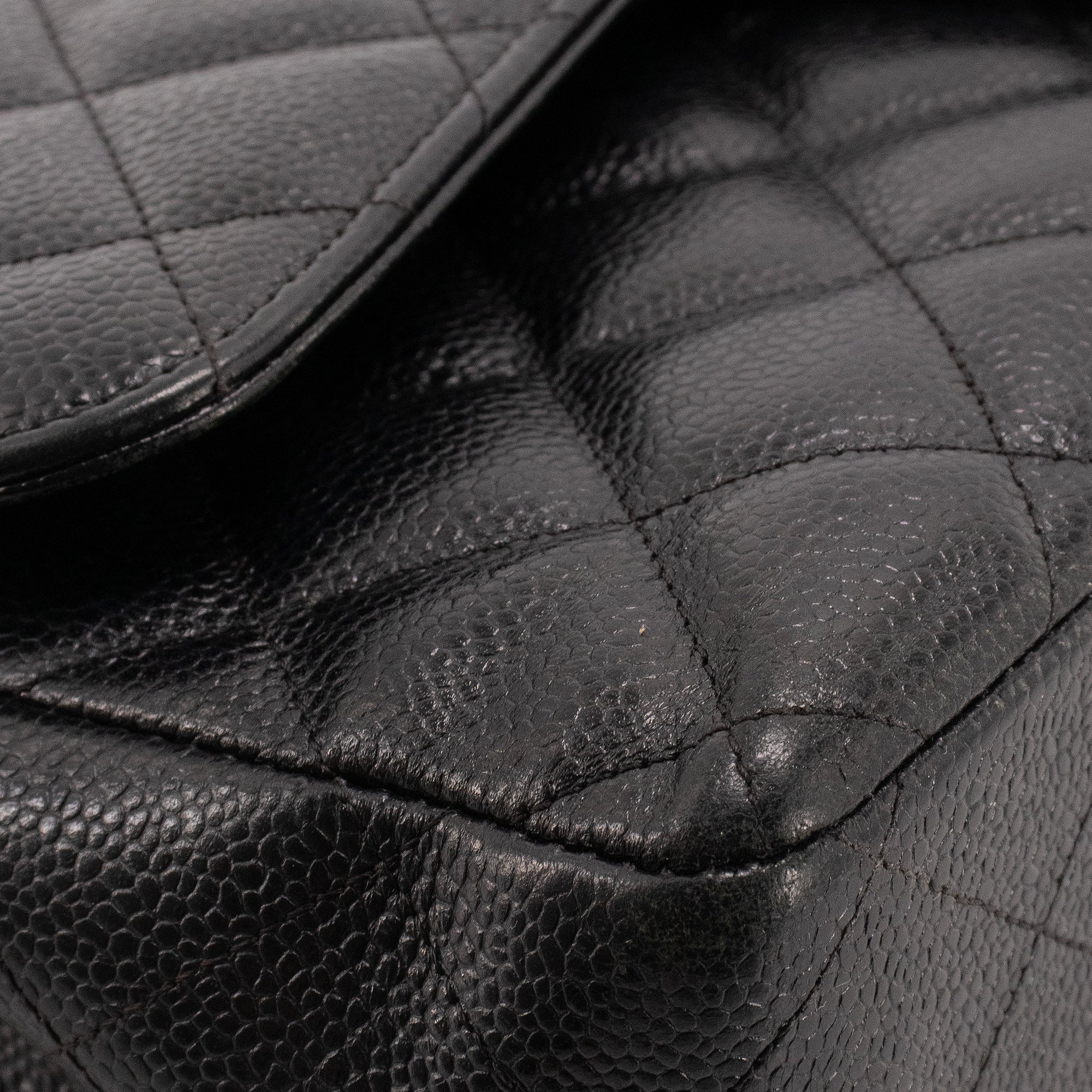 CHANEL - Sac à bandoulière Classique/Timeless Jumbo Chanel en cuir grainé noir