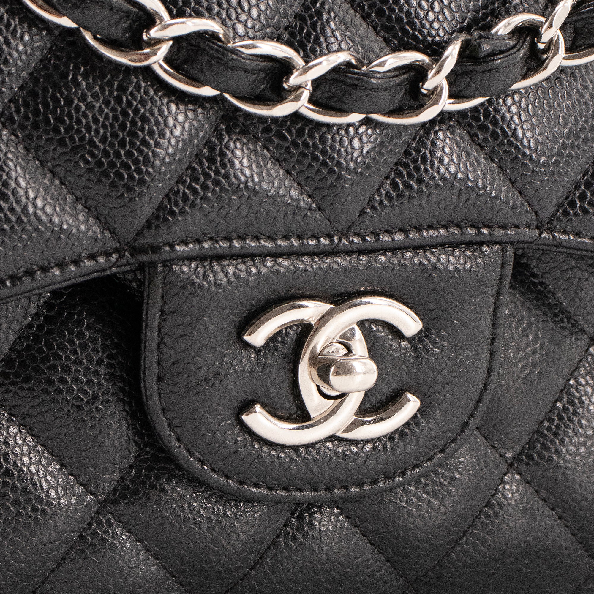 CHANEL - Sac à bandoulière Classique/Timeless Jumbo Chanel en cuir grainé noir