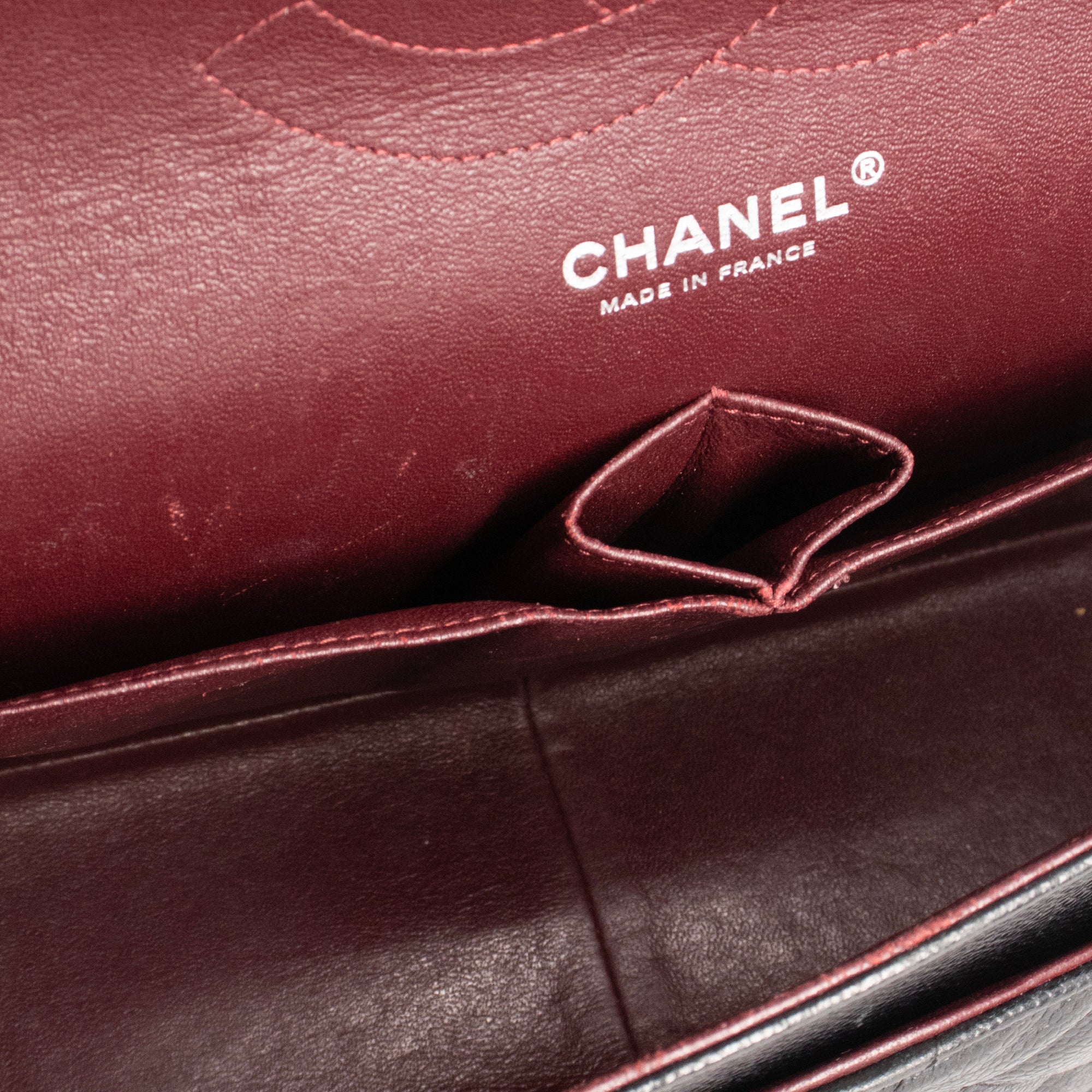 CHANEL - Sac à bandoulière Classique/Timeless Jumbo Chanel en cuir grainé noir