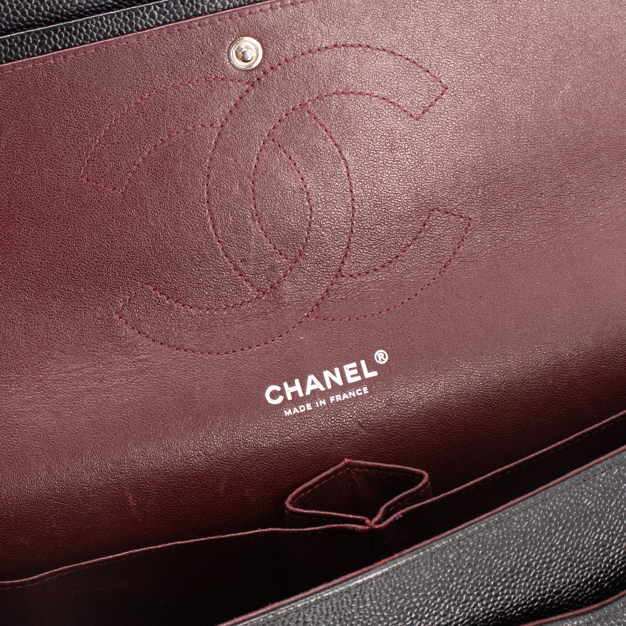 CHANEL - Sac à bandoulière Classique/Timeless Jumbo Chanel en cuir grainé noir