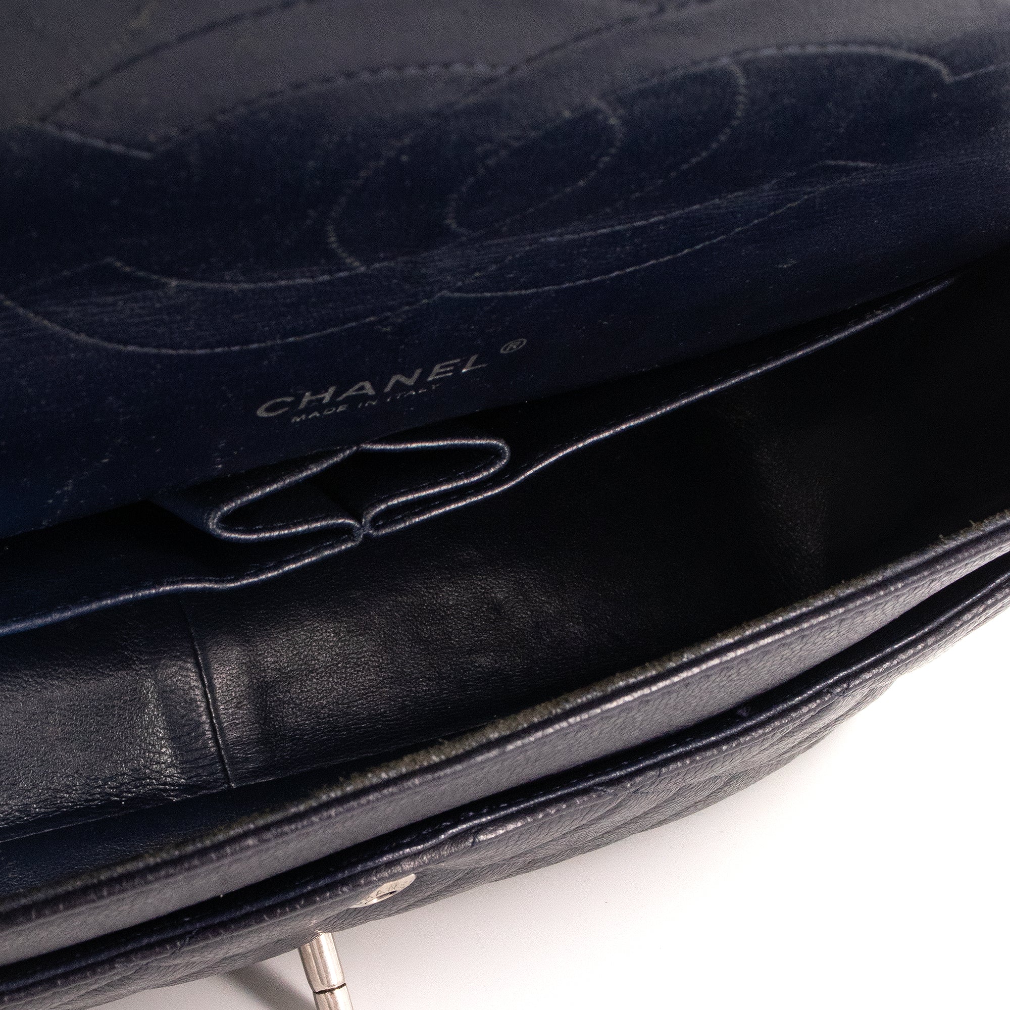 CHANEL - Sac à main Classique/Timeless Jumbo Chanel en cuir caviar bleu marine