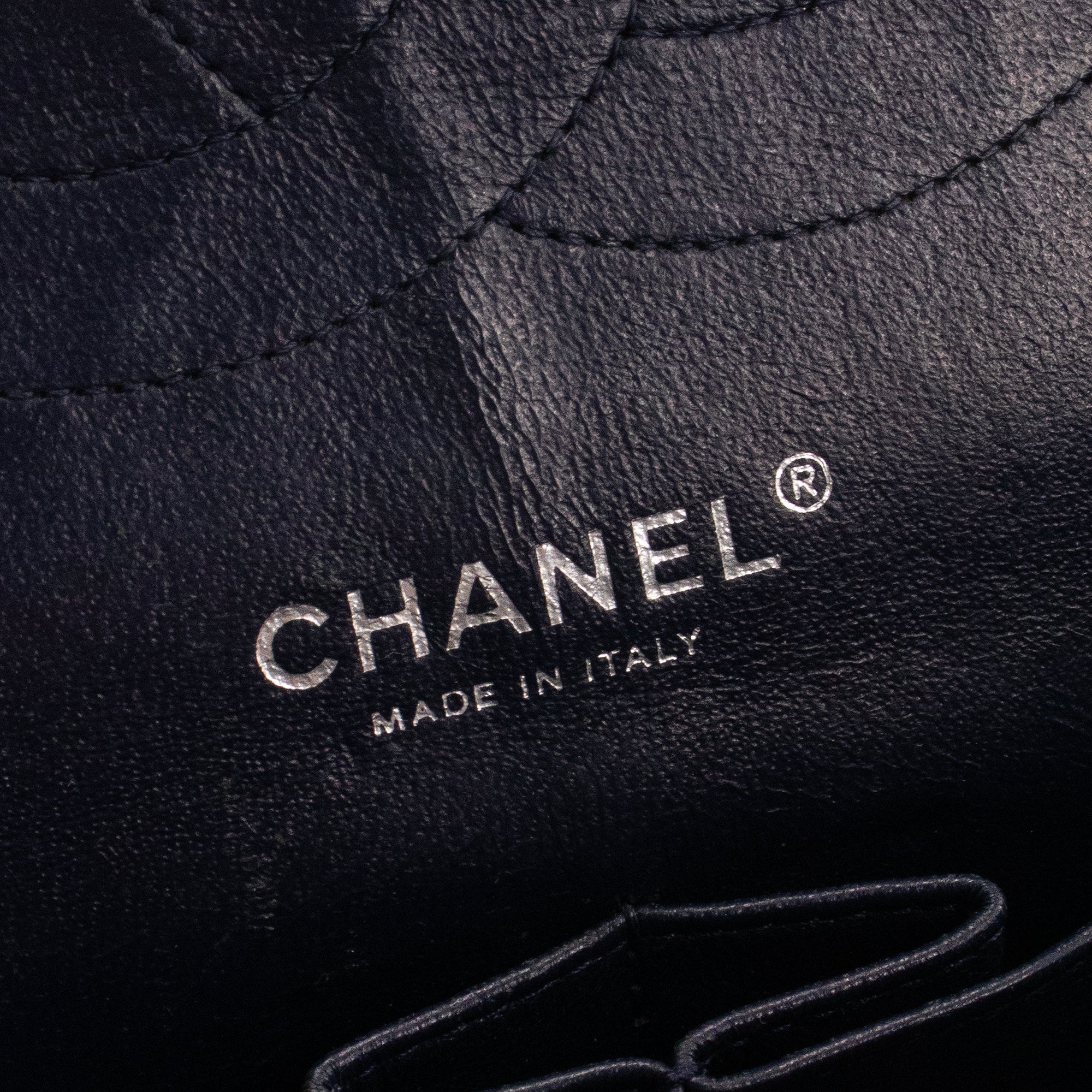 CHANEL - Sac à main Classique/Timeless Jumbo Chanel en cuir caviar bleu marine