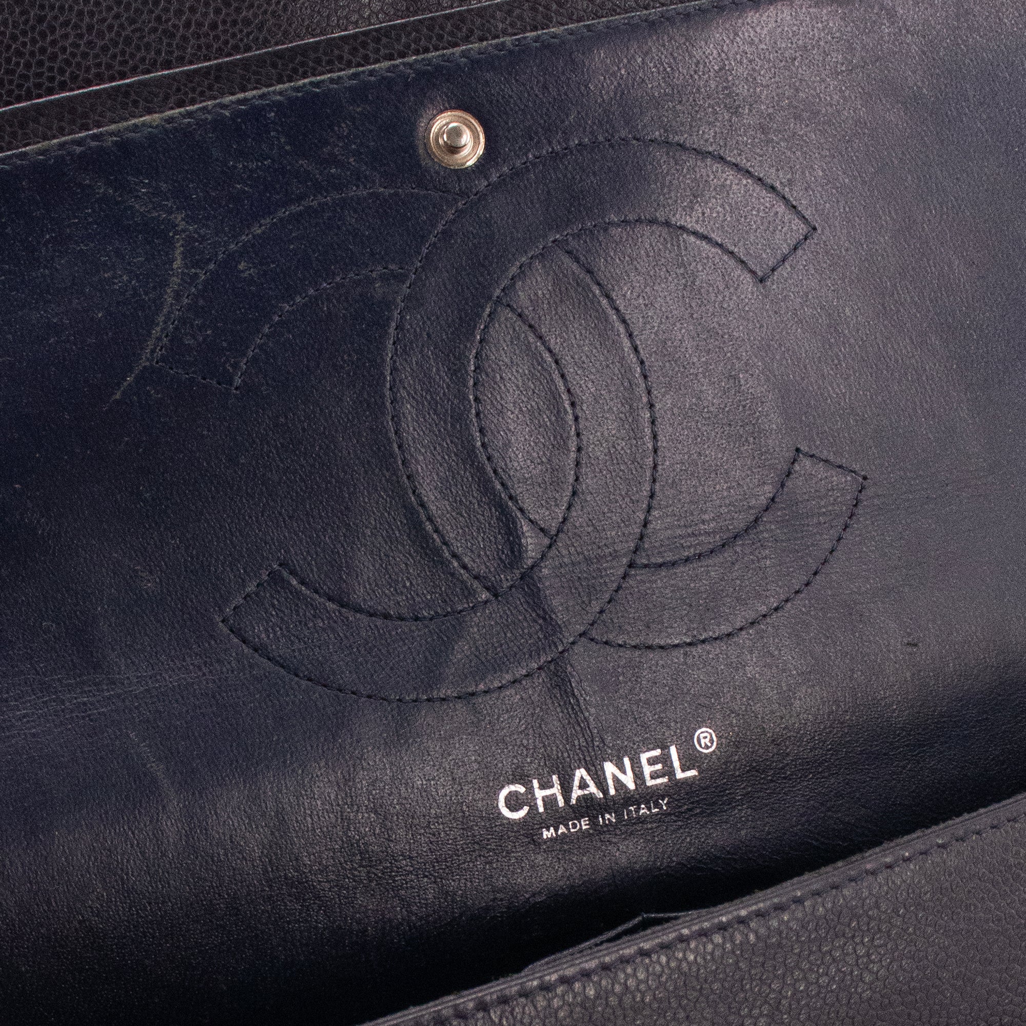 CHANEL - Sac à main Classique/Timeless Jumbo Chanel en cuir caviar bleu marine