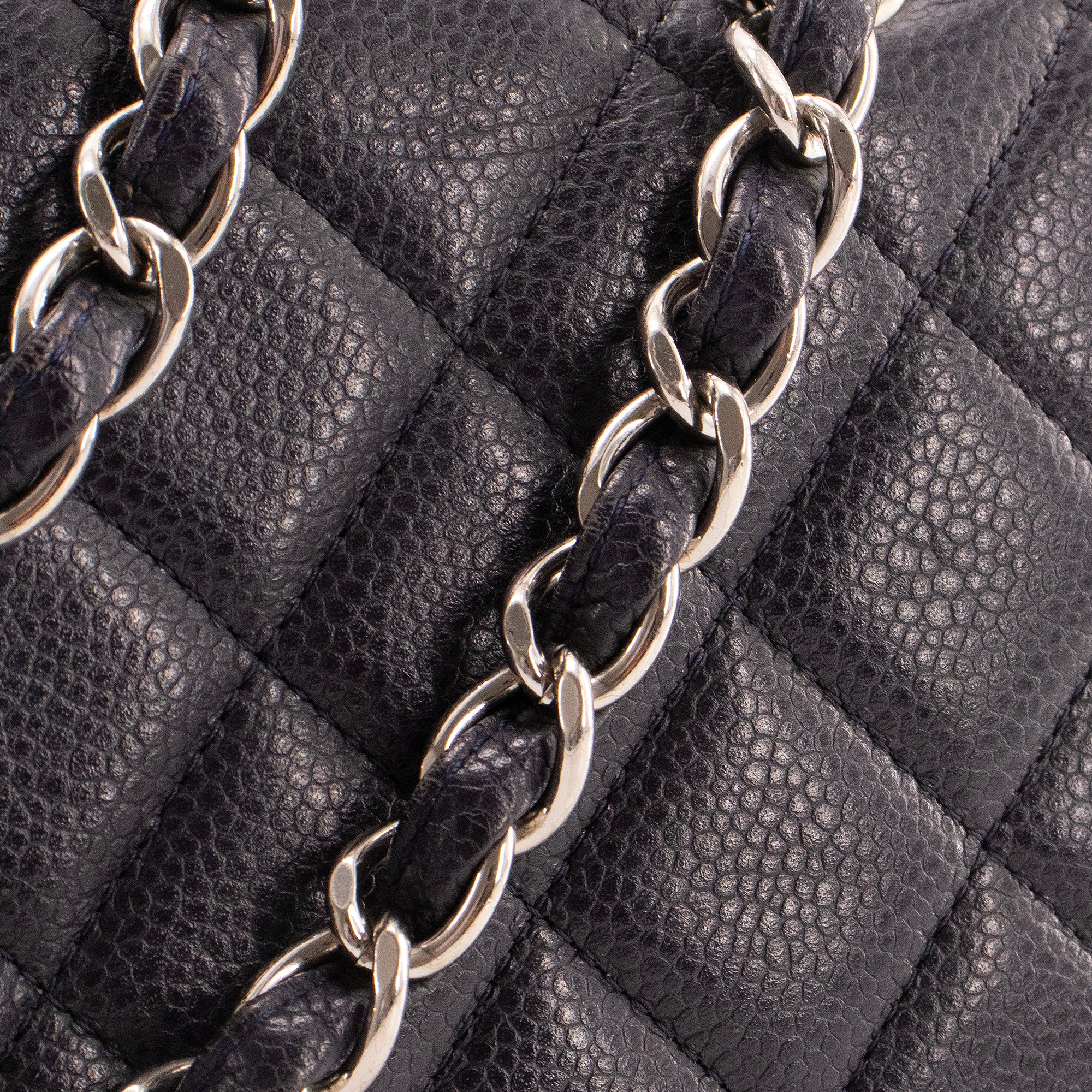 CHANEL - Sac à main Classique/Timeless Jumbo Chanel en cuir caviar bleu marine