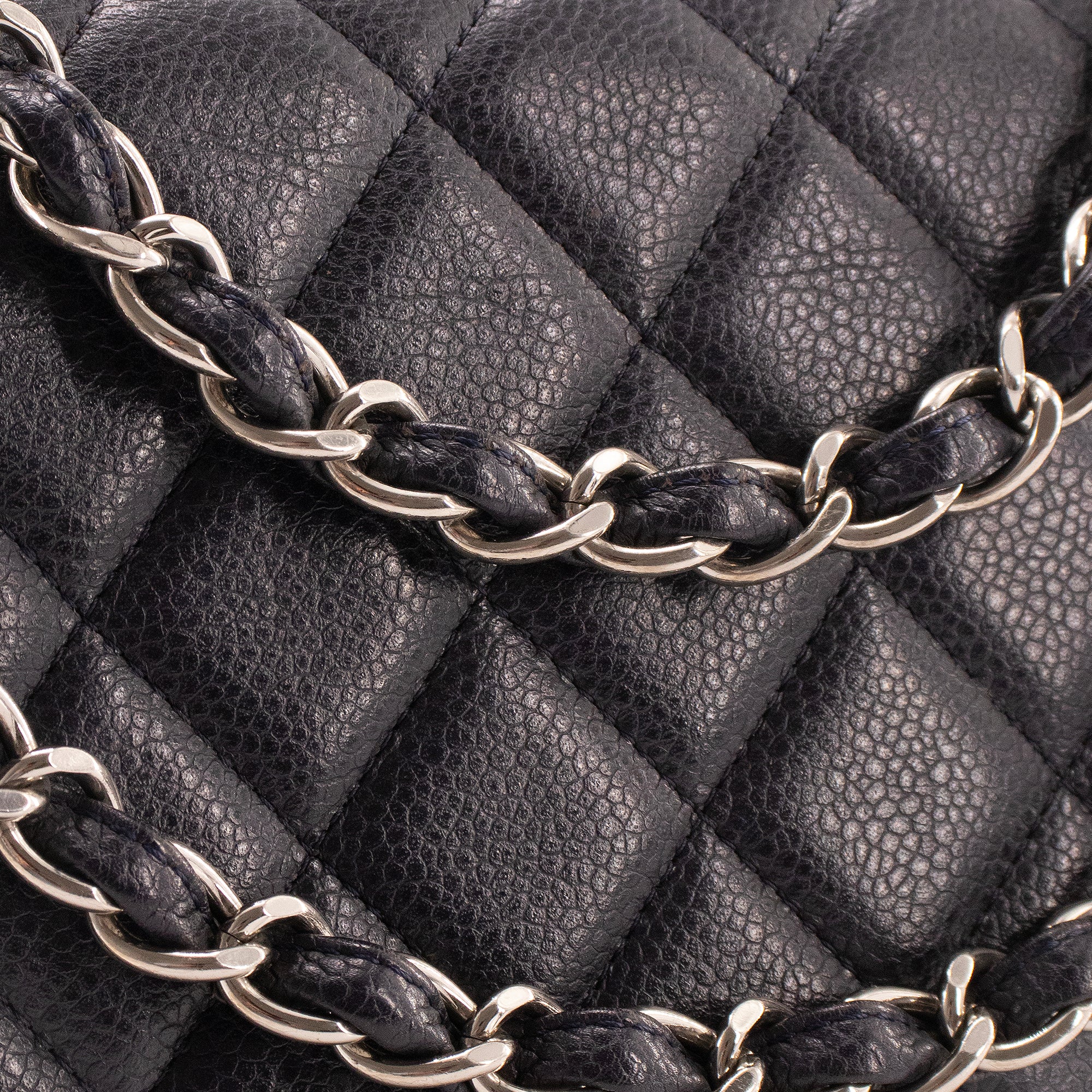 CHANEL - Sac à main Classique/Timeless Jumbo Chanel en cuir caviar bleu marine