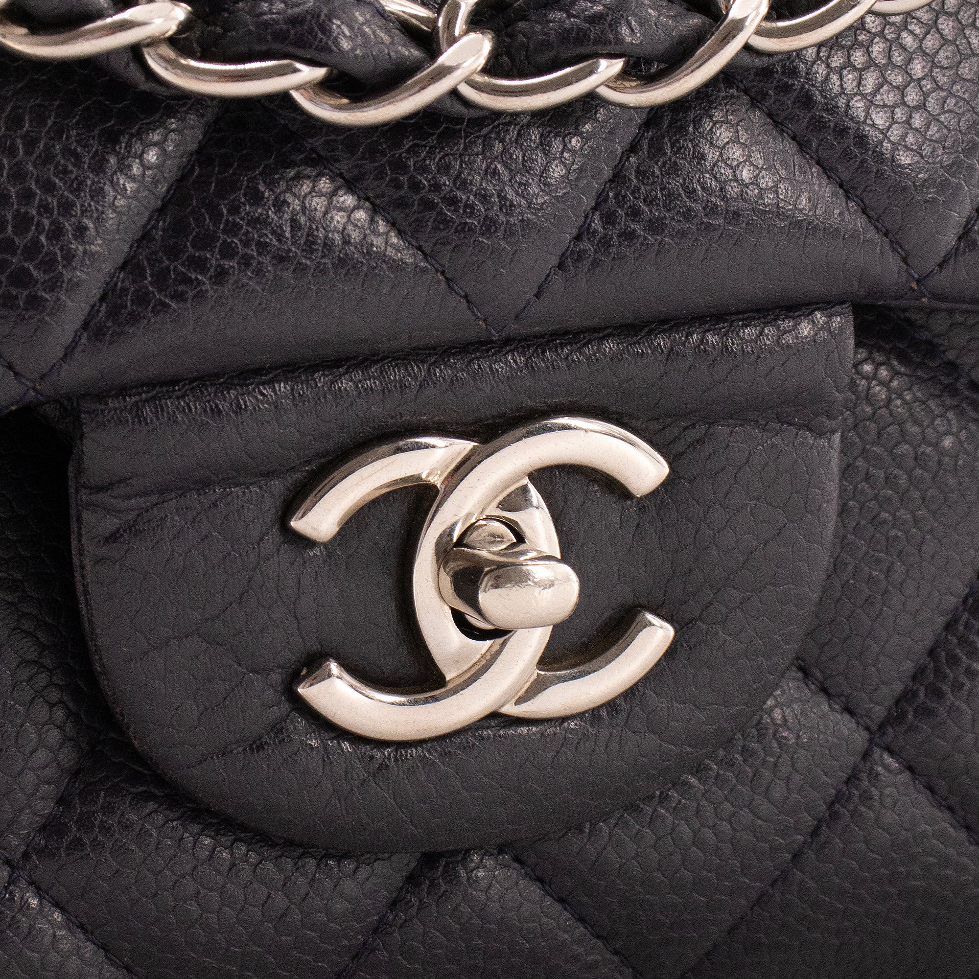 CHANEL - Sac à main Classique/Timeless Jumbo Chanel en cuir caviar bleu marine