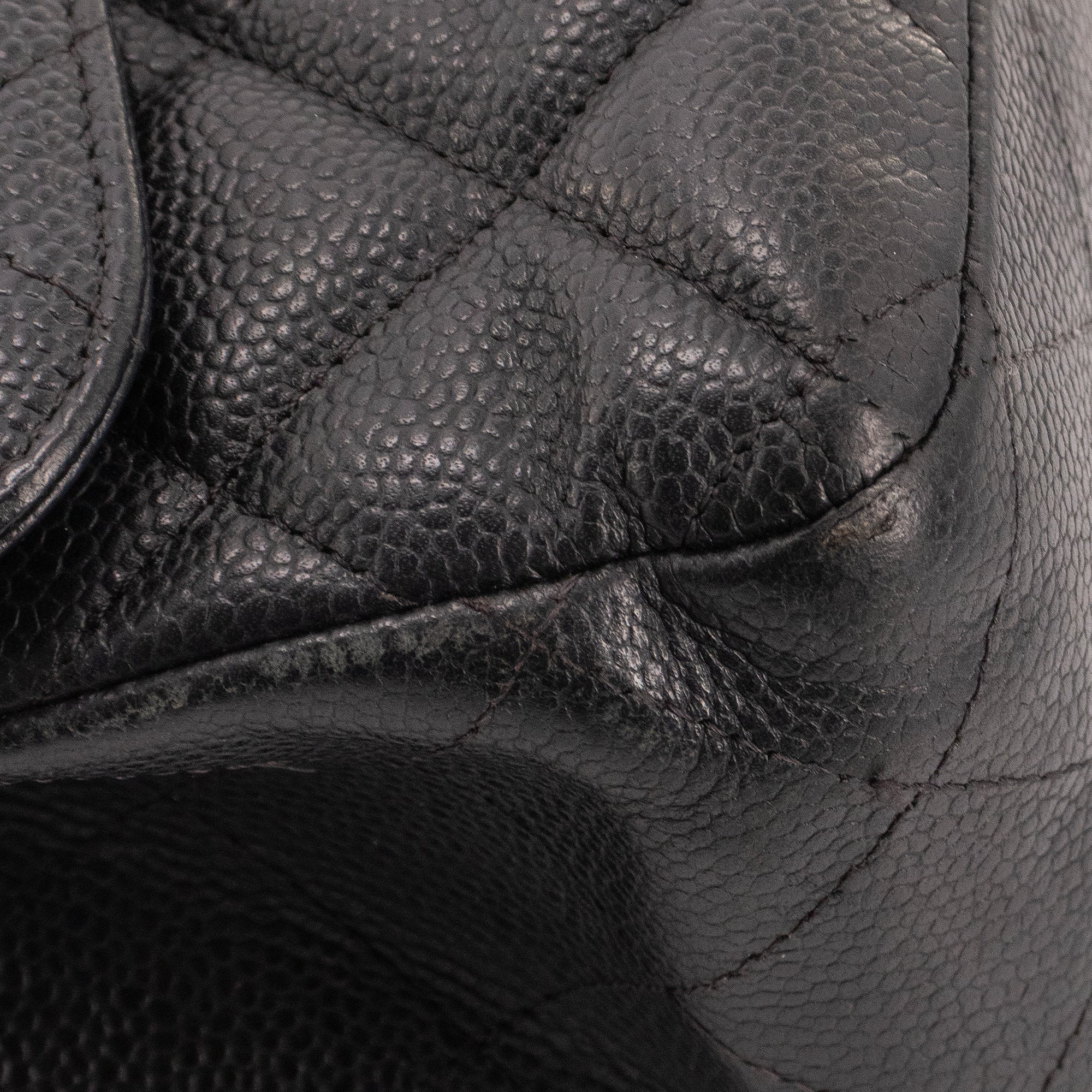 CHANEL - Sac à main Classique/Timeless Jumbo Chanel en cuir caviar noir