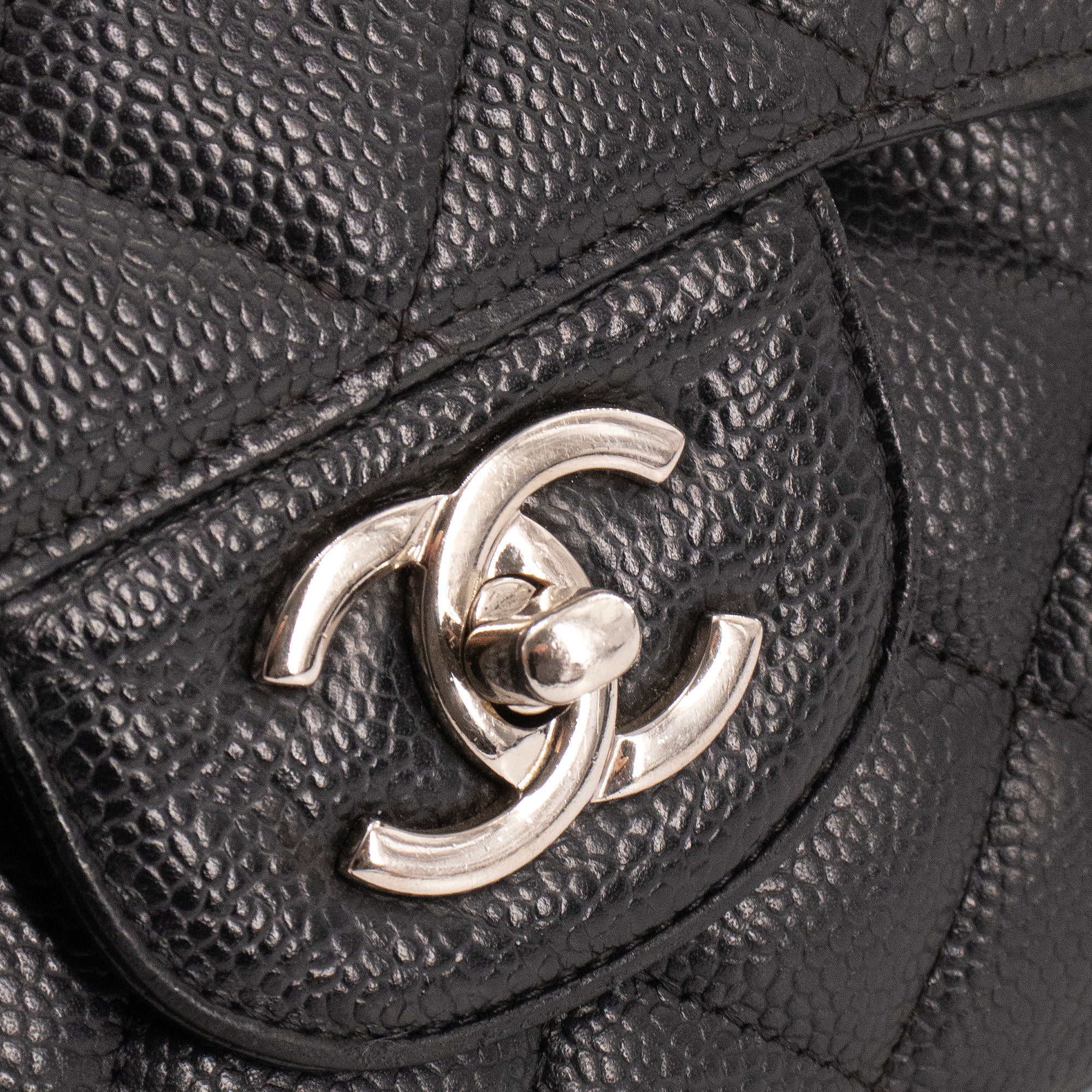 CHANEL - Sac à main Classique/Timeless Jumbo Chanel en cuir caviar noir