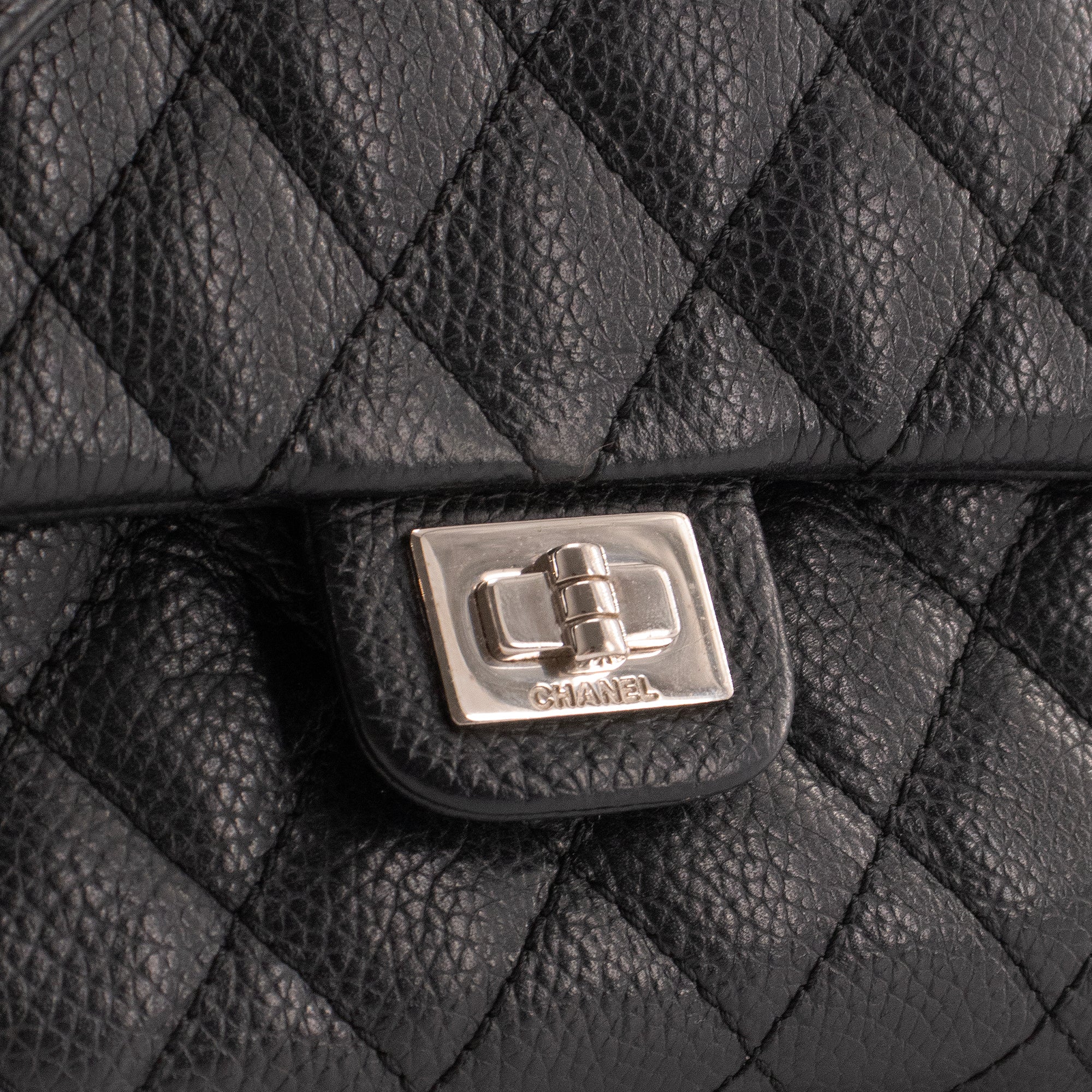 CHANEL - Sac ceinture 2.55 Chanel en cuir caviar noir