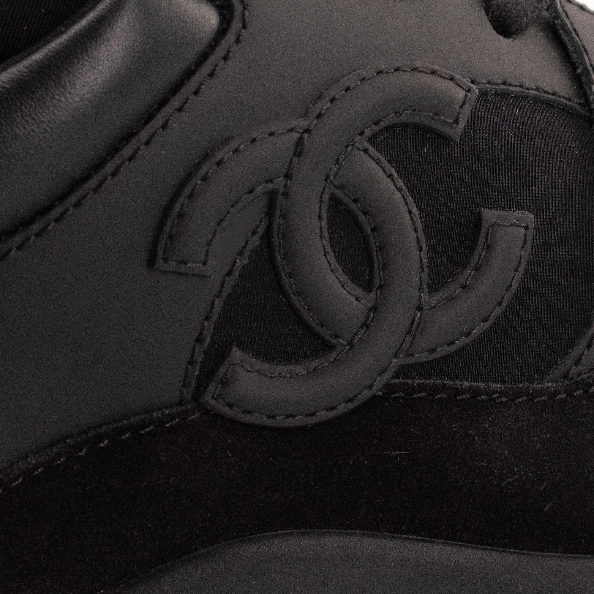 CHANEL - Sneakers CC Chanel en cuir et daim noir (T37,5)
