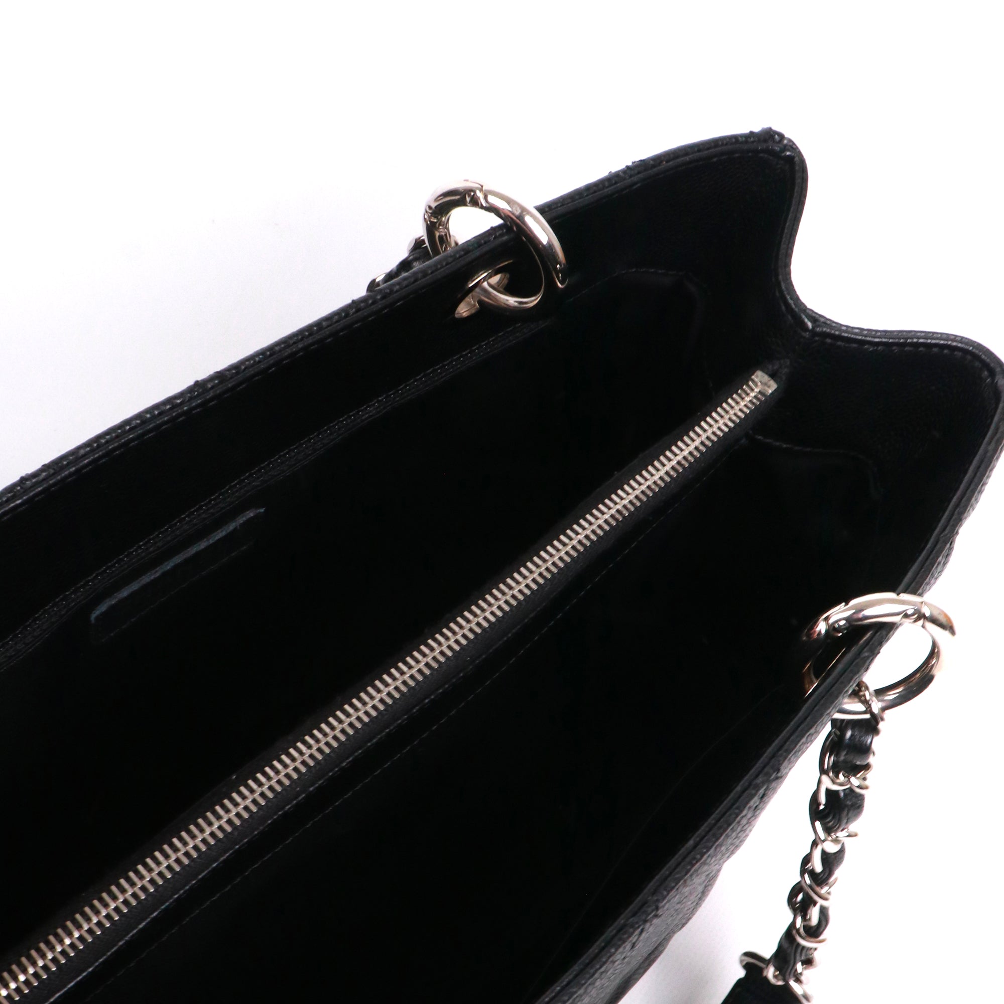 CHANEL - Sac cabas Shopping GST Chanel en cuir grainé noir