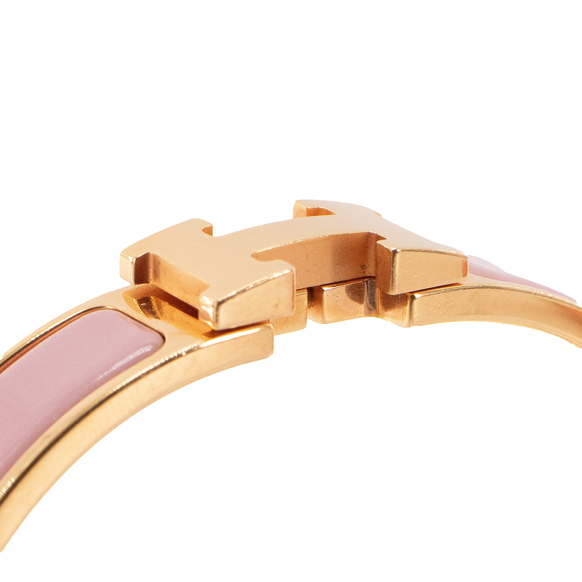 HERMÈS - Bracelet Clic H Hermès en métal doré et émail rose (GM)
